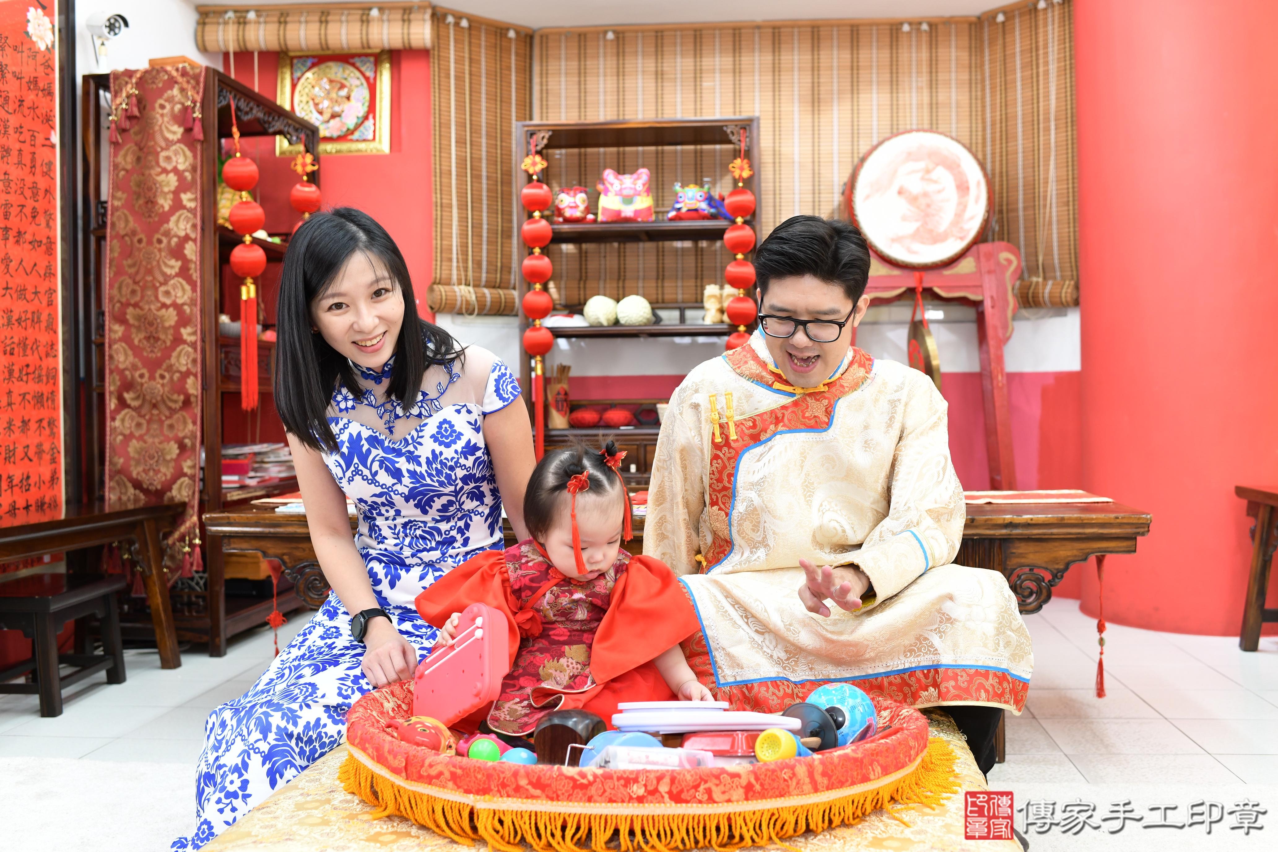 傳家手工印章高雄店、抓周、度脺、美式風會場、傳家嬰兒古禮、吉祥話、抓周道具物品24種、拍照。抓周證書。寶寶抓周、滿周歲、生日快樂、祝福