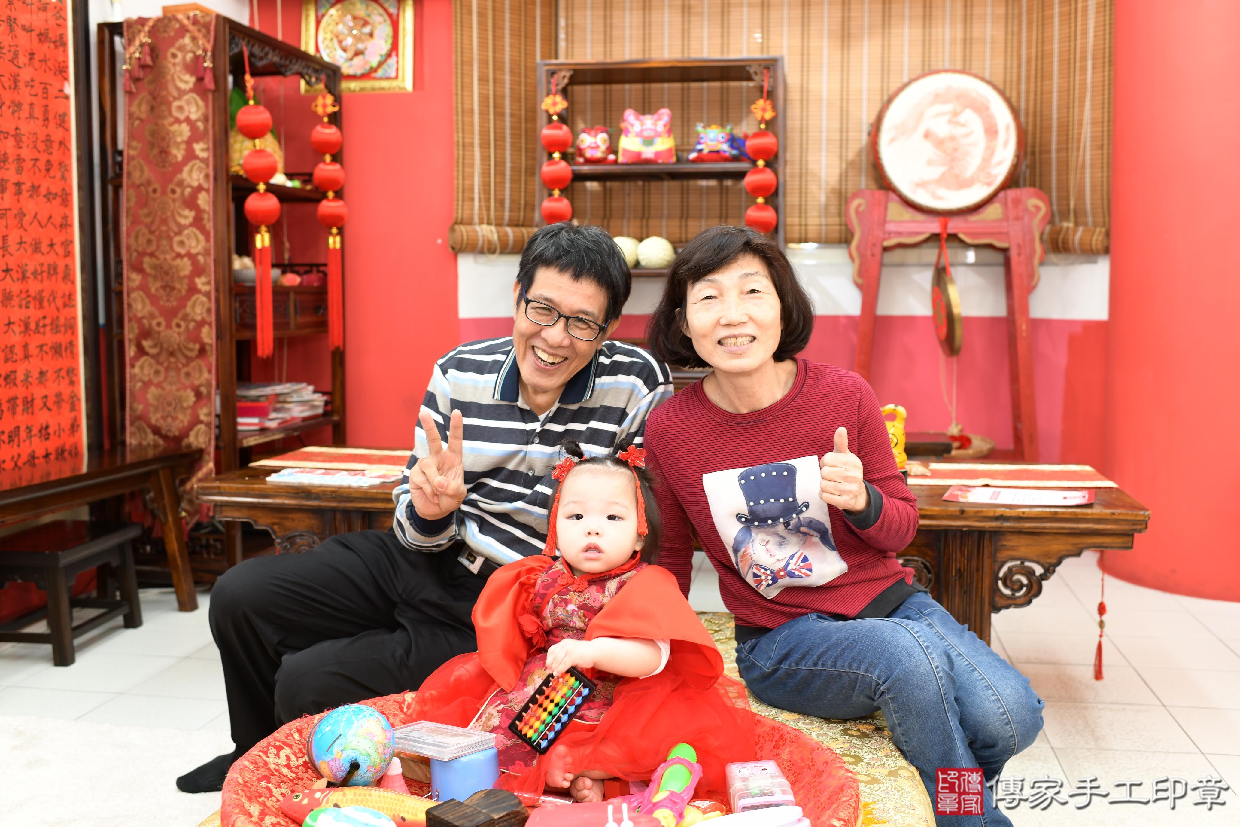 傳家手工印章高雄店、抓周、度脺、美式風會場、傳家嬰兒古禮、吉祥話、抓周道具物品24種、拍照。抓周證書。寶寶抓周、滿周歲、生日快樂、祝福