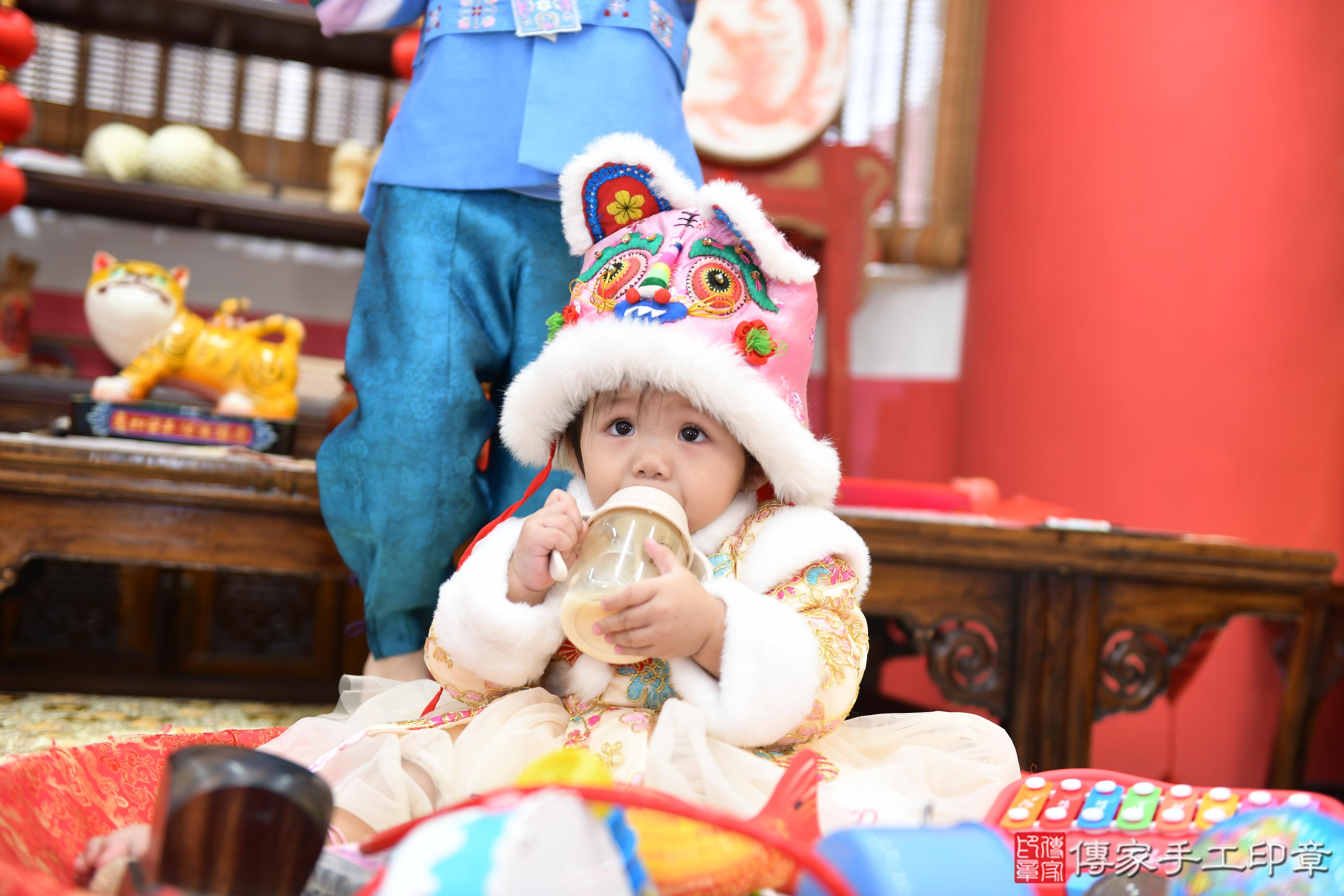 傳家手工印章高雄店、抓周、度脺、美式風會場、傳家嬰兒古禮、吉祥話、抓周道具物品24種、拍照。抓周證書。寶寶抓周、滿周歲、生日快樂、祝福