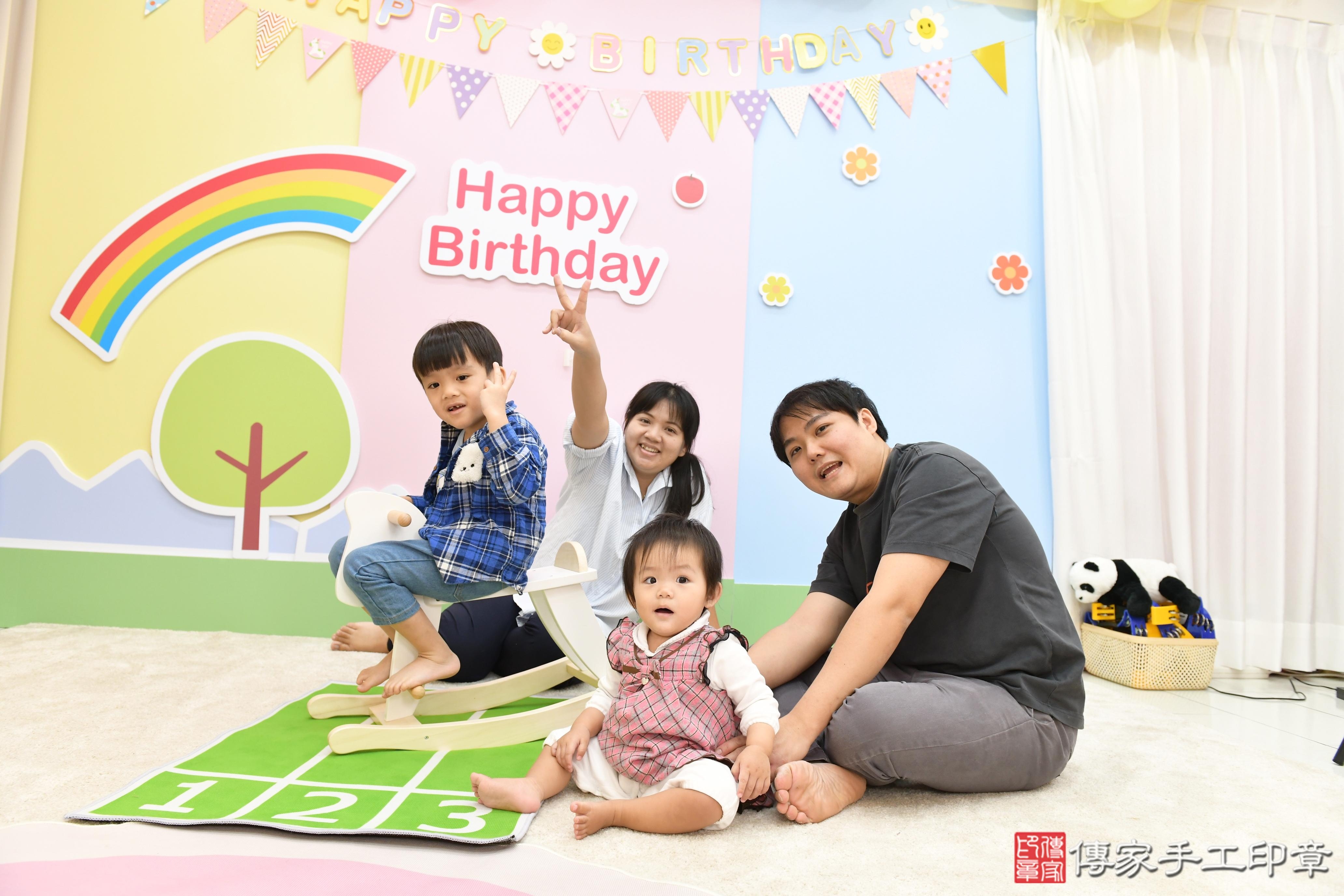 傳家手工印章高雄店、抓周、度脺、美式風會場、傳家嬰兒古禮、吉祥話、抓周道具物品24種、拍照。抓周證書。寶寶抓周、滿周歲、生日快樂、祝福