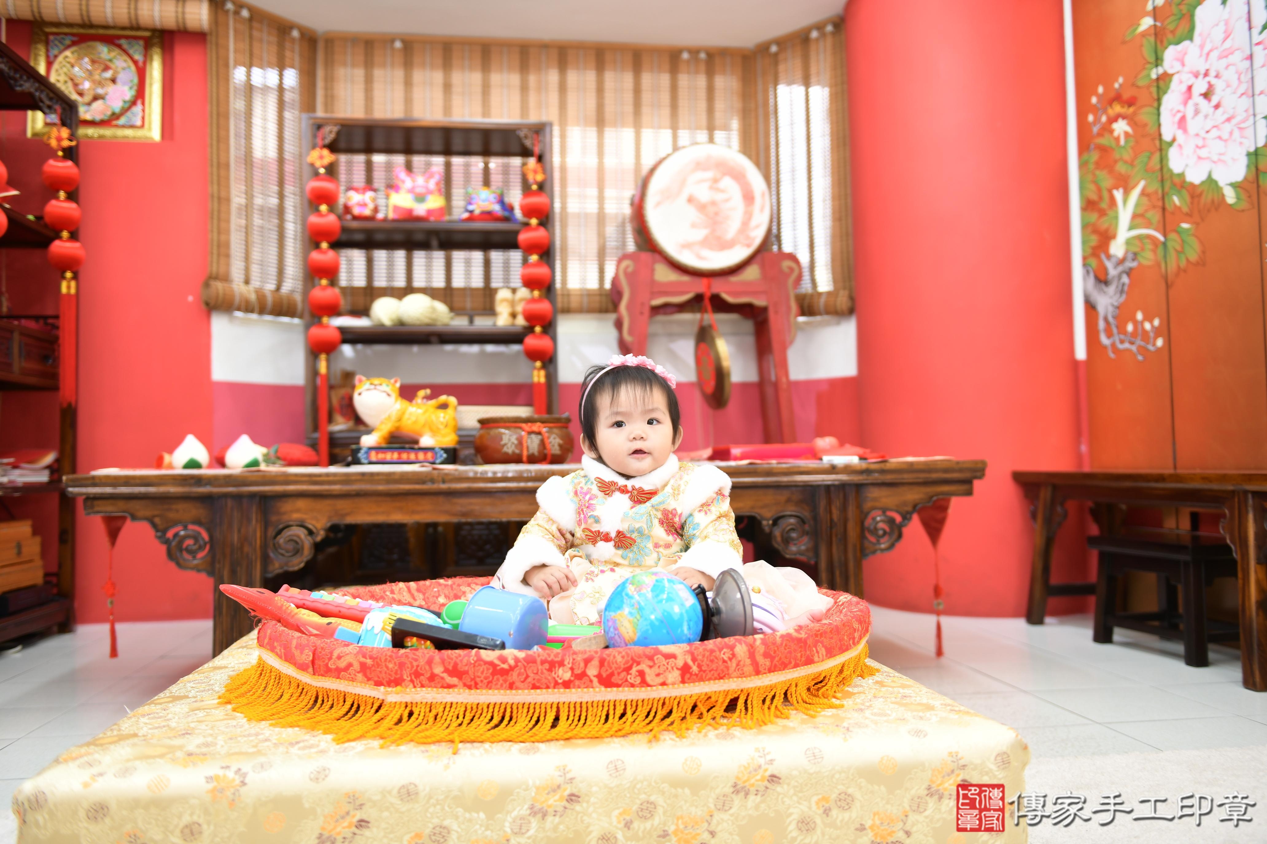 傳家手工印章高雄店、抓周、度脺、美式風會場、傳家嬰兒古禮、吉祥話、抓周道具物品24種、拍照。抓周證書。寶寶抓周、滿周歲、生日快樂、祝福