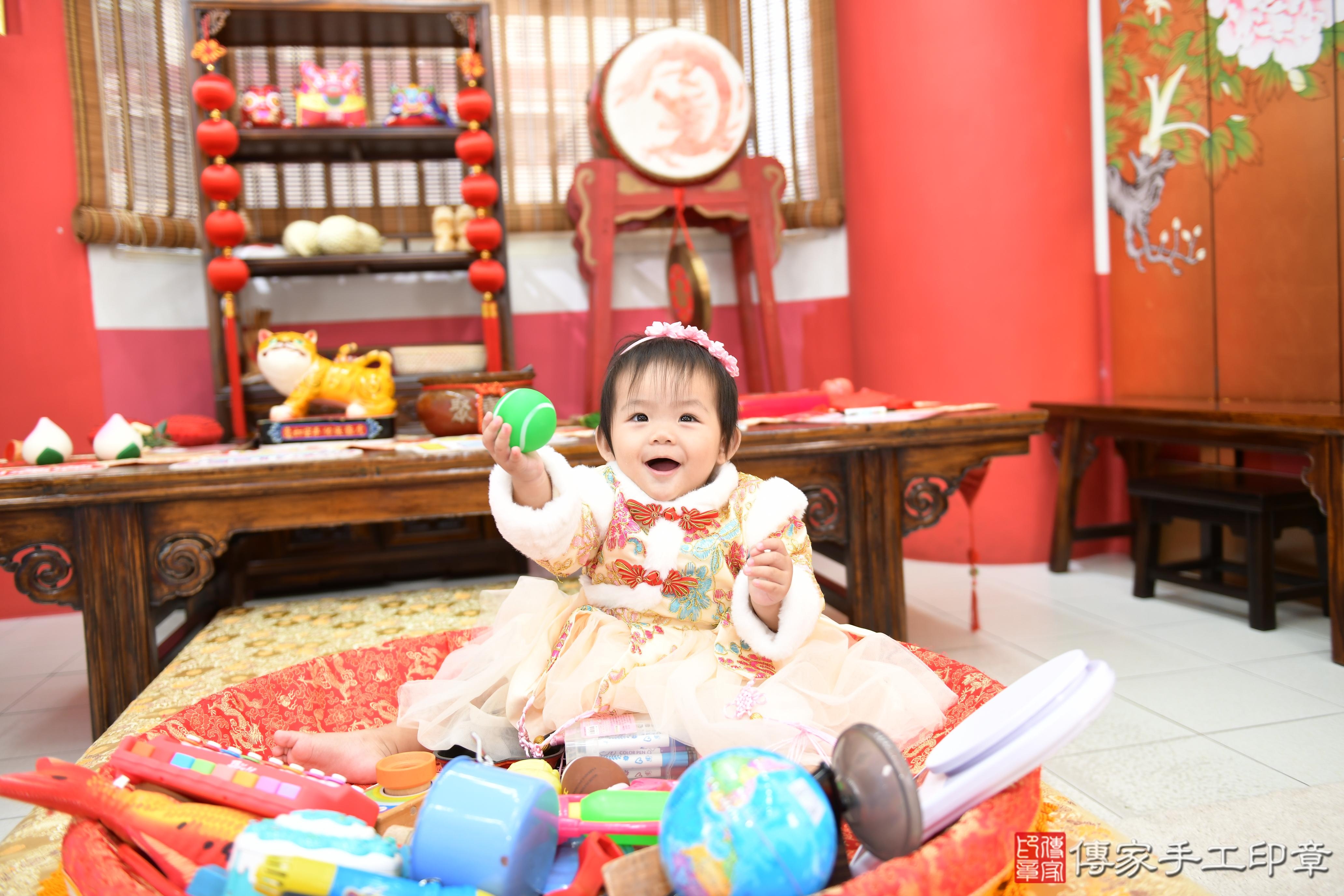 傳家手工印章高雄店、抓周、度脺、美式風會場、傳家嬰兒古禮、吉祥話、抓周道具物品24種、拍照。抓周證書。寶寶抓周、滿周歲、生日快樂、祝福
