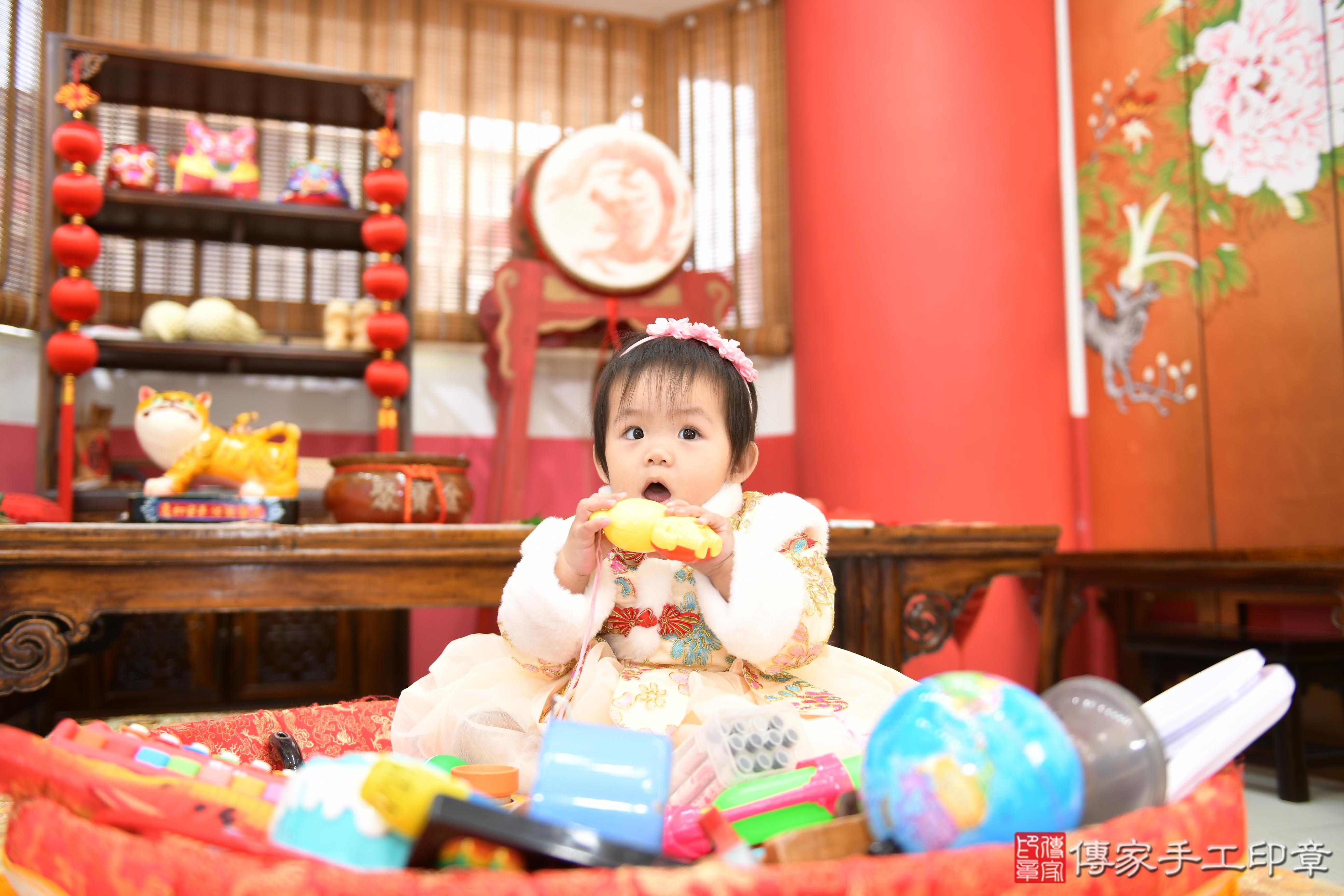 傳家手工印章高雄店、抓周、度脺、美式風會場、傳家嬰兒古禮、吉祥話、抓周道具物品24種、拍照。抓周證書。寶寶抓周、滿周歲、生日快樂、祝福