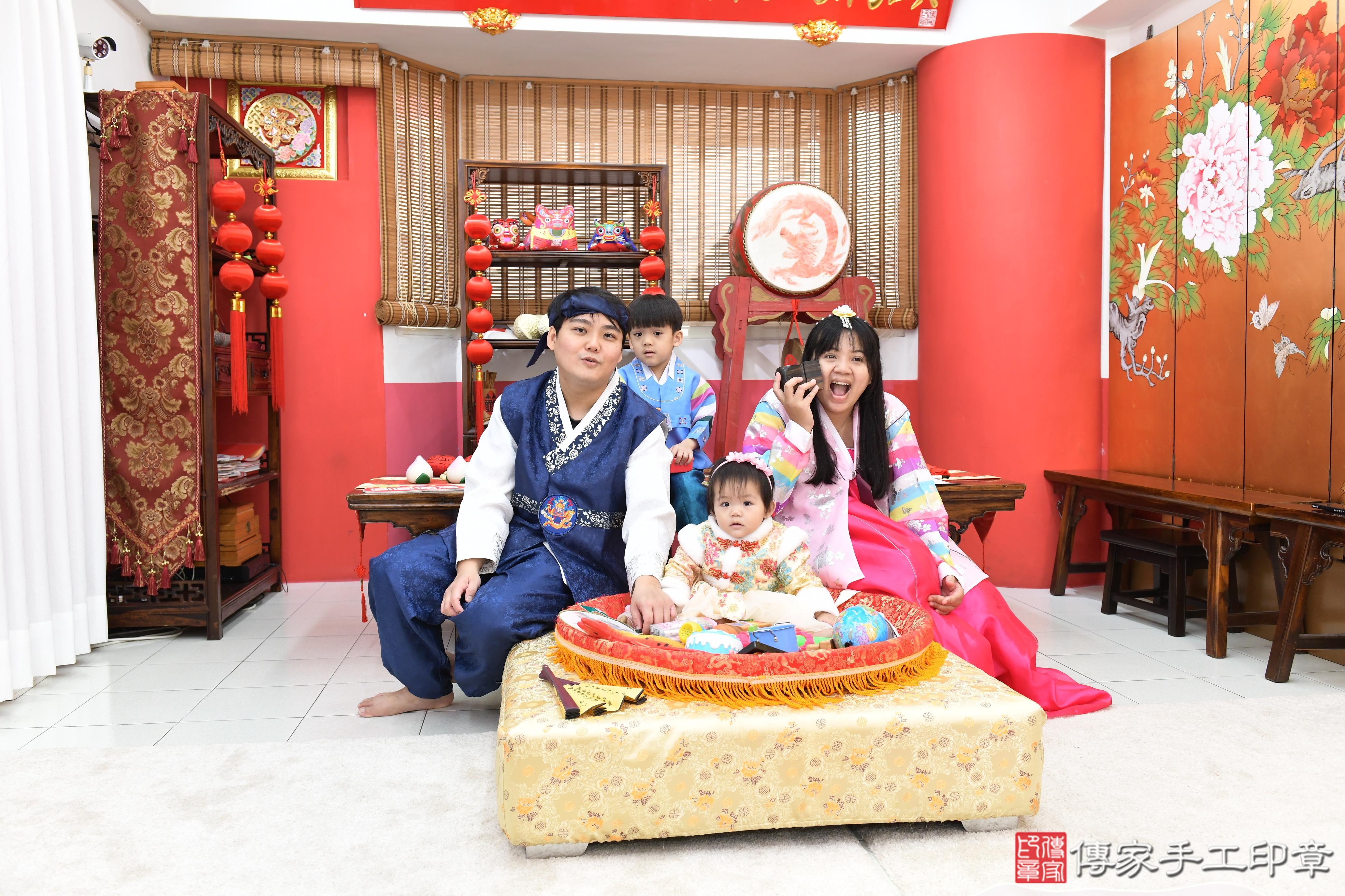 傳家手工印章高雄店、抓周、度脺、美式風會場、傳家嬰兒古禮、吉祥話、抓周道具物品24種、拍照。抓周證書。寶寶抓周、滿周歲、生日快樂、祝福