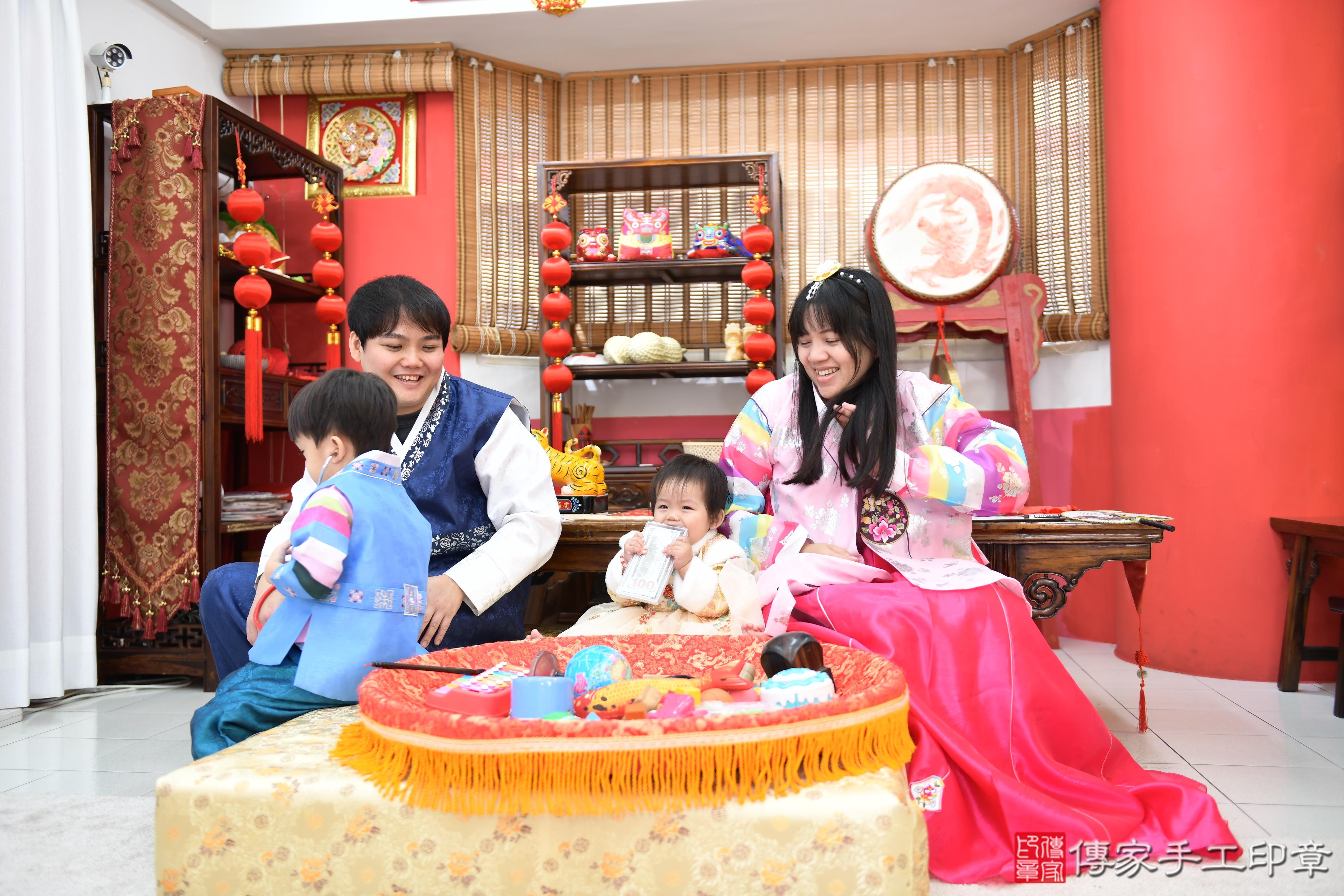 傳家手工印章高雄店、抓周、度脺、美式風會場、傳家嬰兒古禮、吉祥話、抓周道具物品24種、拍照。抓周證書。寶寶抓周、滿周歲、生日快樂、祝福