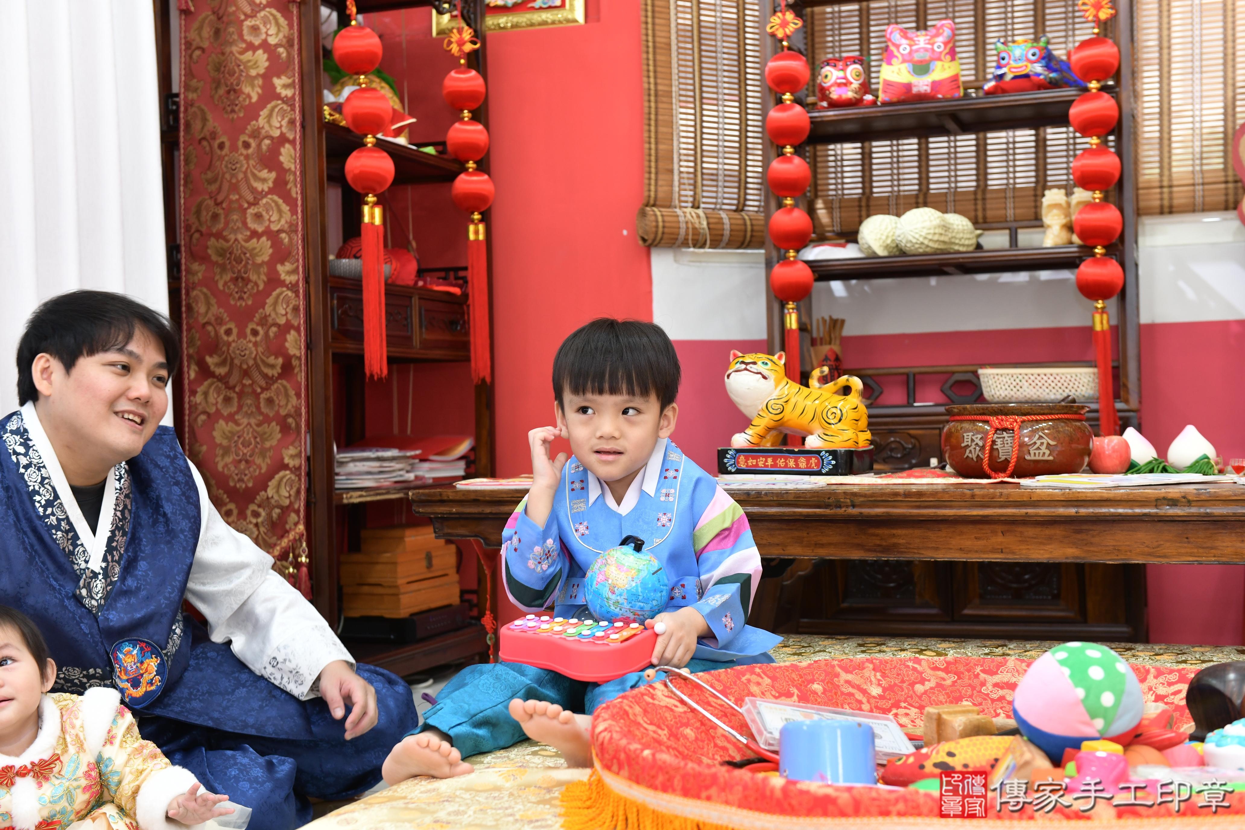 傳家手工印章高雄店、抓周、度脺、美式風會場、傳家嬰兒古禮、吉祥話、抓周道具物品24種、拍照。抓周證書。寶寶抓周、滿周歲、生日快樂、祝福