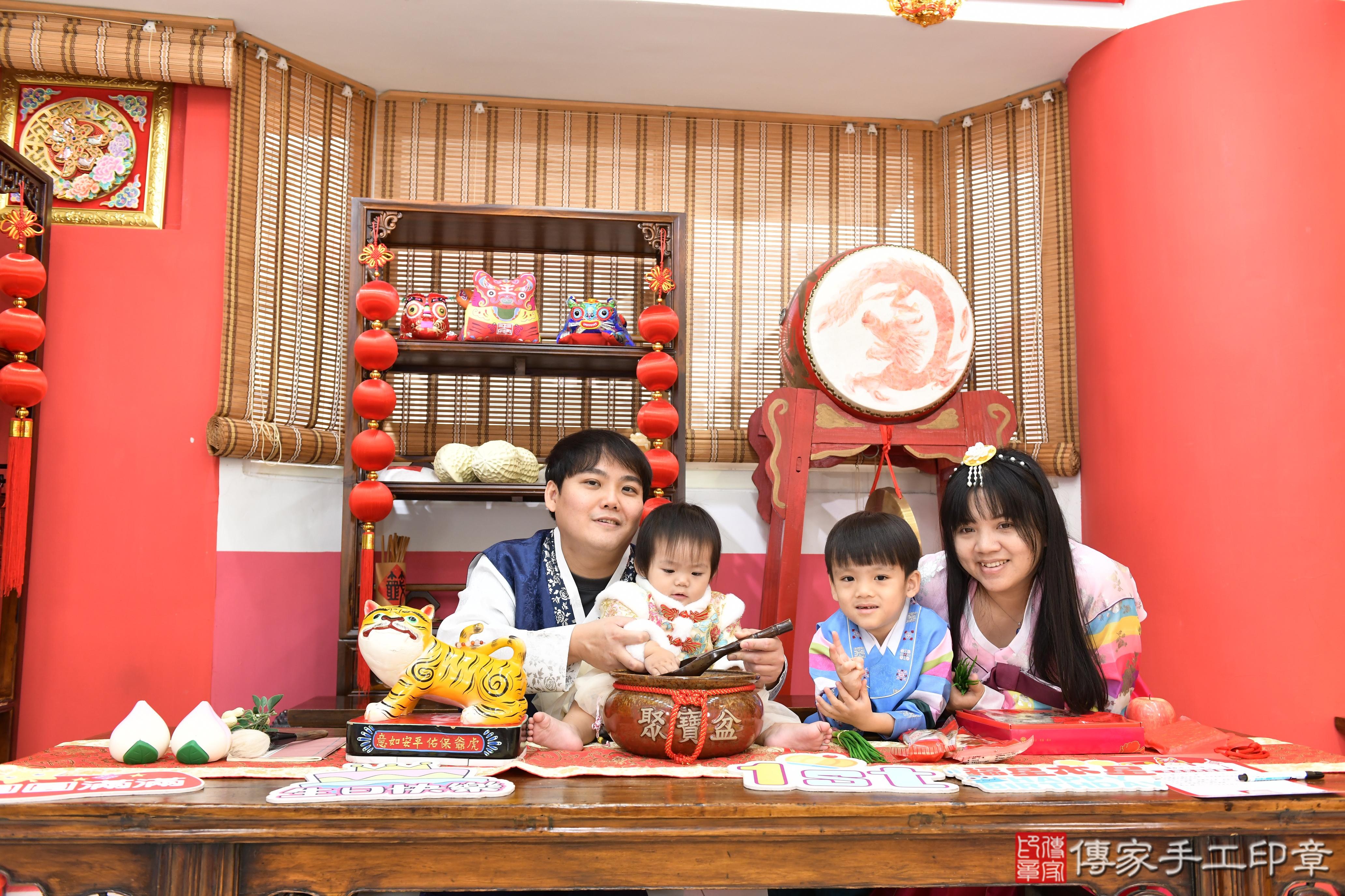 傳家手工印章高雄店、抓周、度脺、美式風會場、傳家嬰兒古禮、吉祥話、抓周道具物品24種、拍照。抓周證書。寶寶抓周、滿周歲、生日快樂、祝福