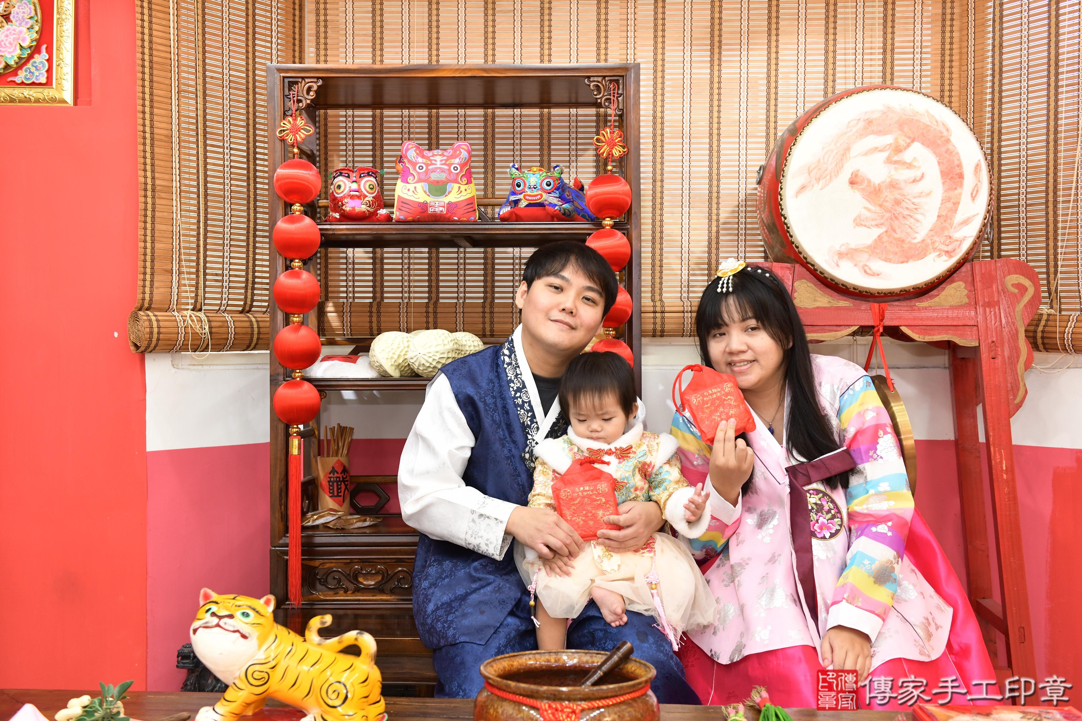 傳家手工印章高雄店、抓周、度脺、美式風會場、傳家嬰兒古禮、吉祥話、抓周道具物品24種、拍照。抓周證書。寶寶抓周、滿周歲、生日快樂、祝福