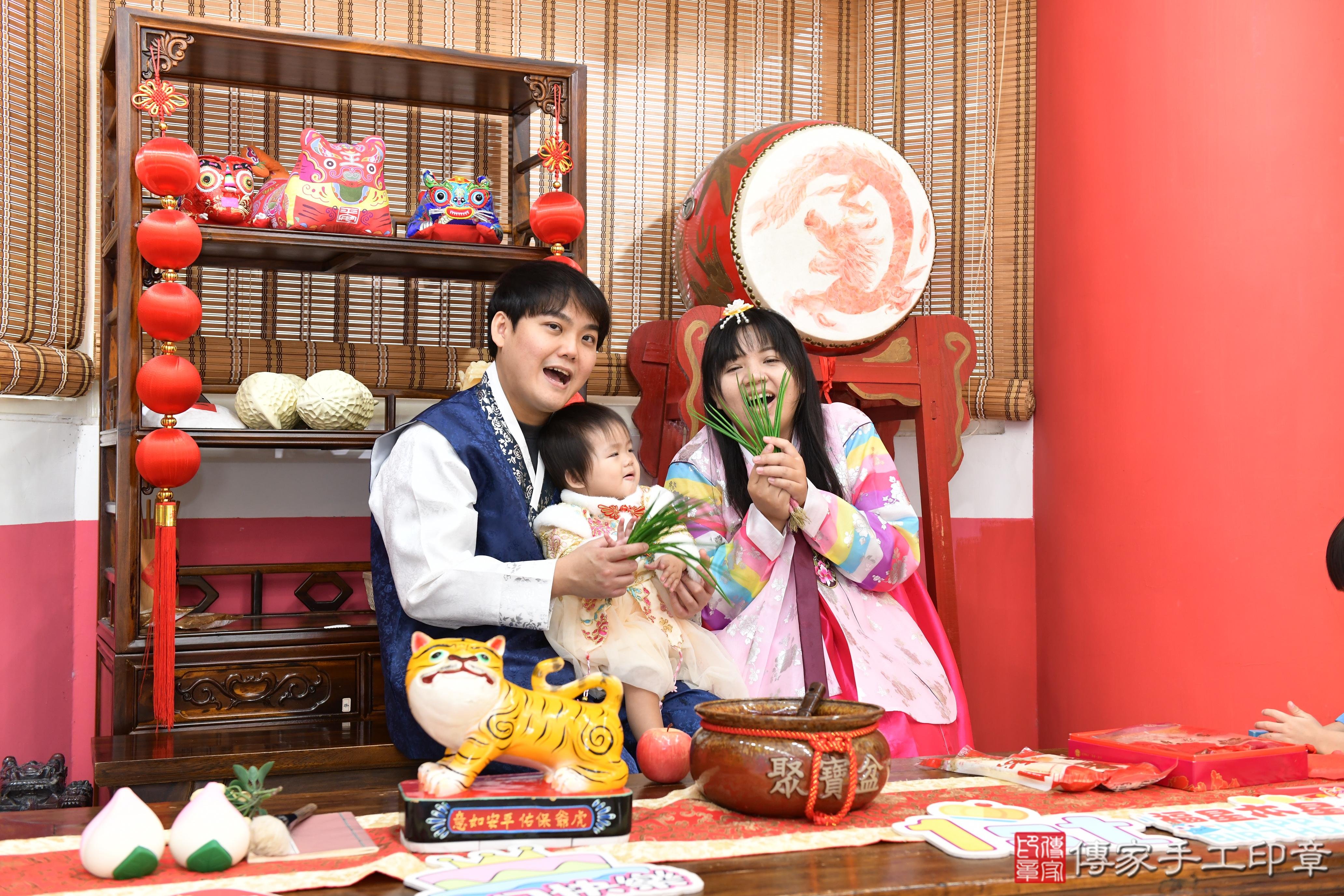 傳家手工印章高雄店、抓周、度脺、美式風會場、傳家嬰兒古禮、吉祥話、抓周道具物品24種、拍照。抓周證書。寶寶抓周、滿周歲、生日快樂、祝福