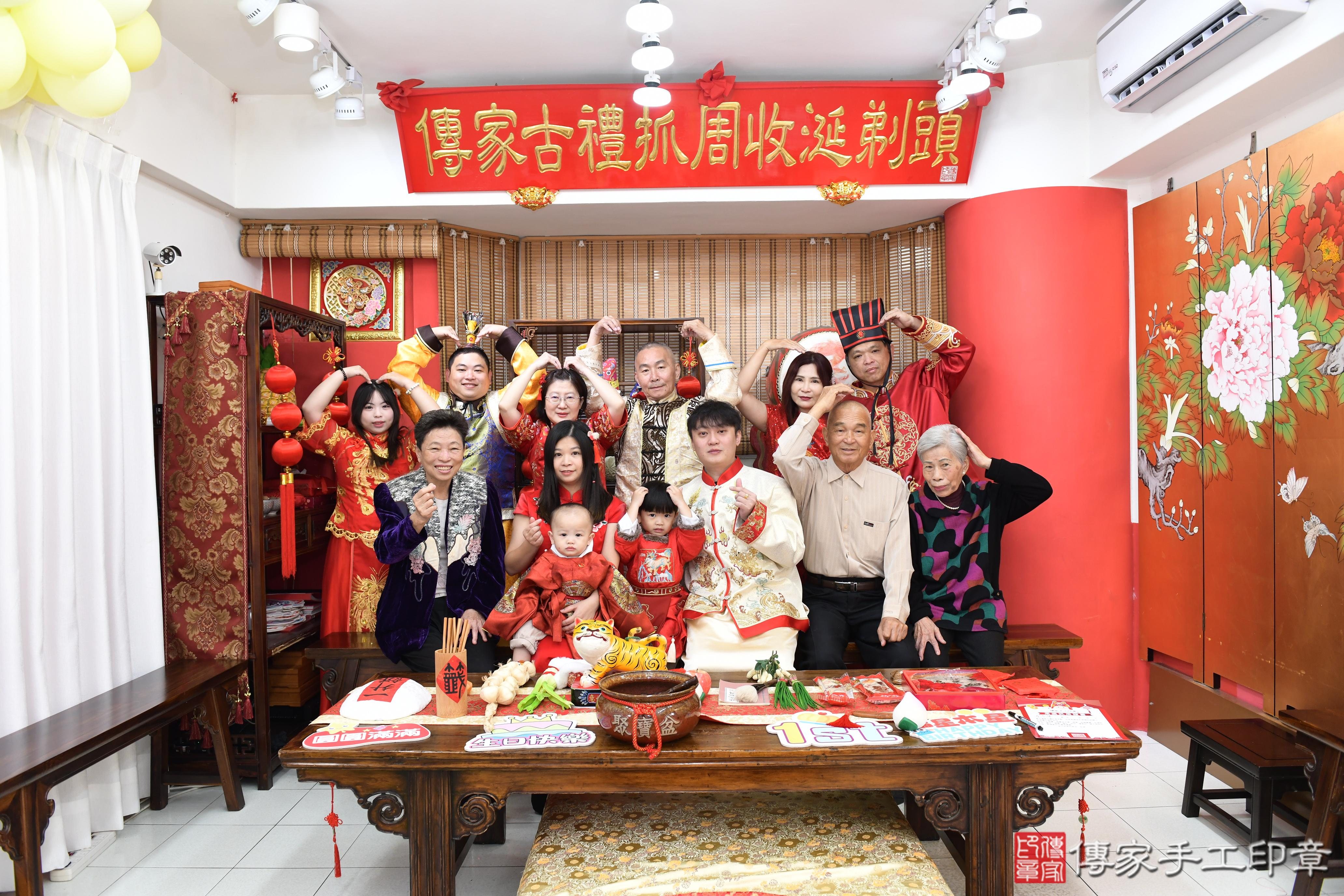 傳家手工印章高雄店、抓周、度脺、美式風會場、傳家嬰兒古禮、吉祥話、抓周道具物品24種、拍照。抓周證書。寶寶抓周、滿周歲、生日快樂、祝福