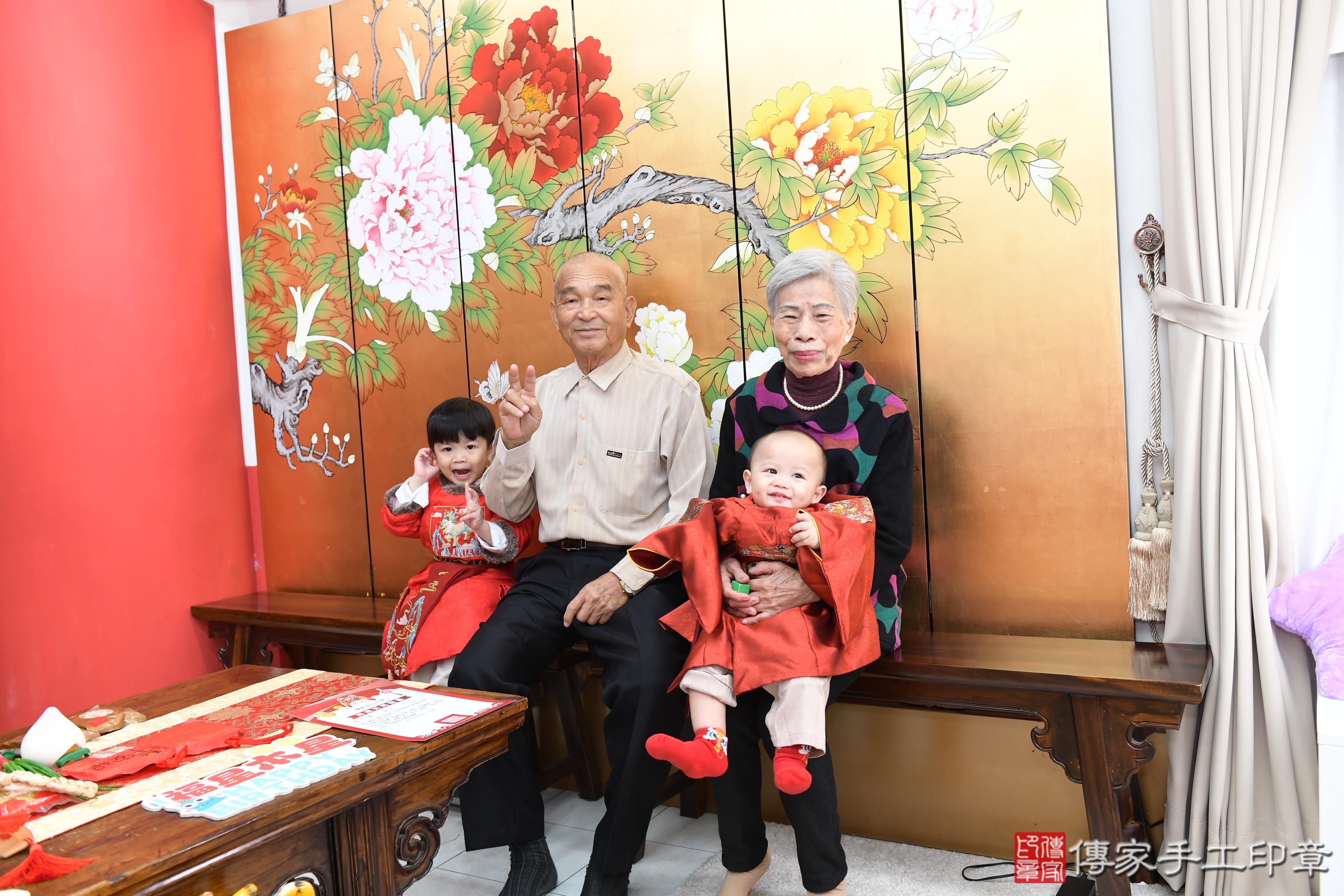 傳家手工印章高雄店、抓周、度脺、美式風會場、傳家嬰兒古禮、吉祥話、抓周道具物品24種、拍照。抓周證書。寶寶抓周、滿周歲、生日快樂、祝福