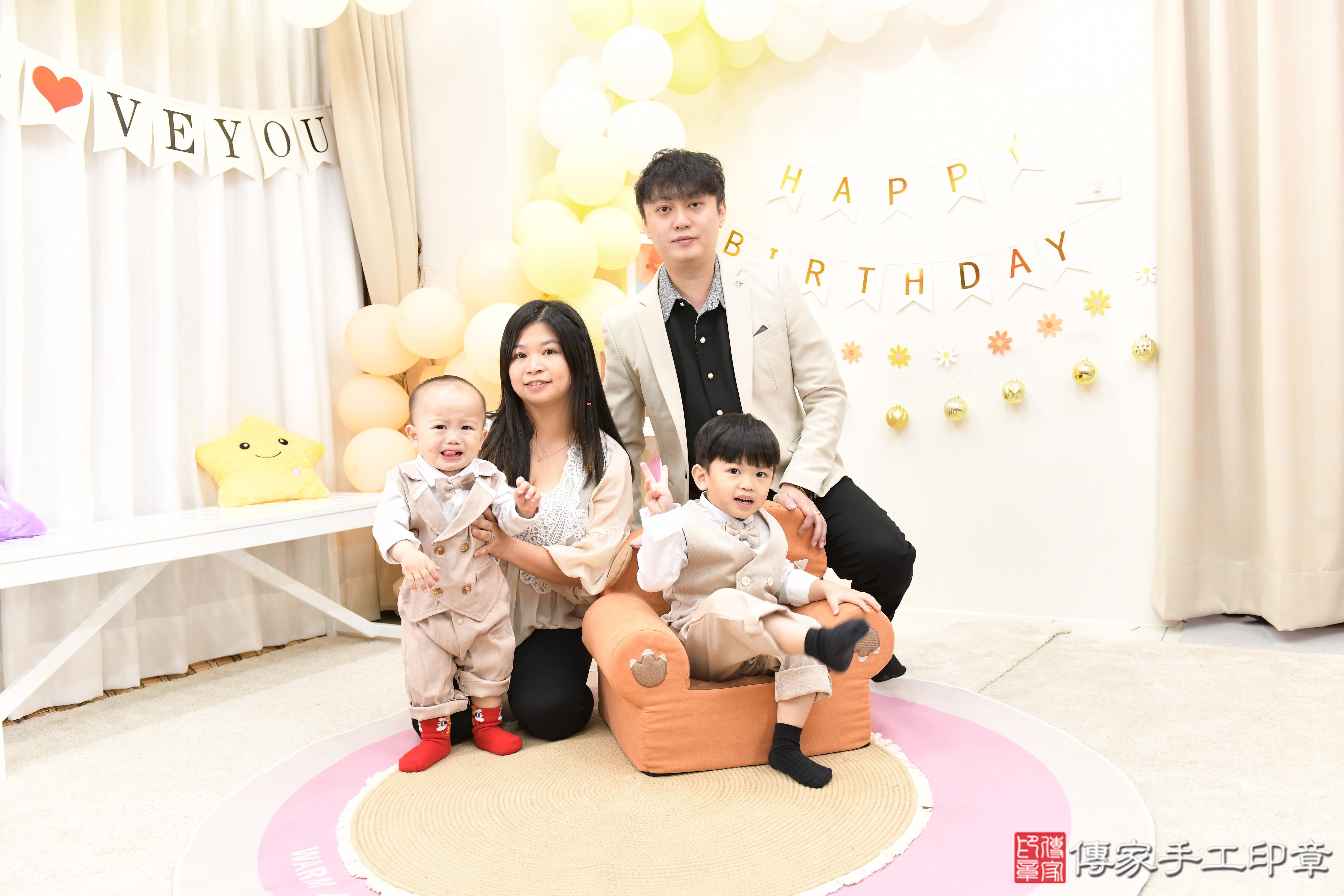 傳家手工印章高雄店、抓周、度脺、美式風會場、傳家嬰兒古禮、吉祥話、抓周道具物品24種、拍照。抓周證書。寶寶抓周、滿周歲、生日快樂、祝福