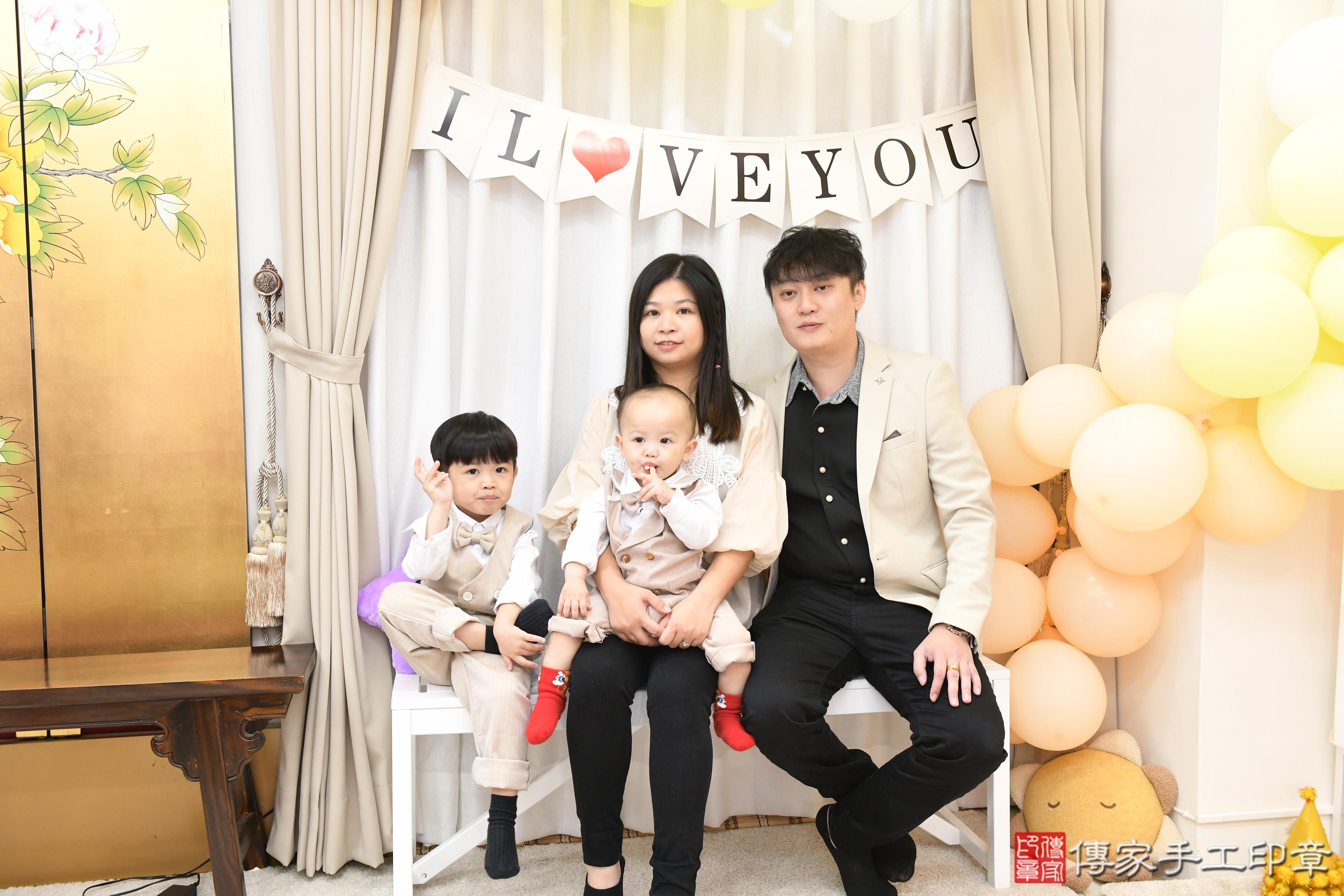 傳家手工印章高雄店、抓周、度脺、美式風會場、傳家嬰兒古禮、吉祥話、抓周道具物品24種、拍照。抓周證書。寶寶抓周、滿周歲、生日快樂、祝福