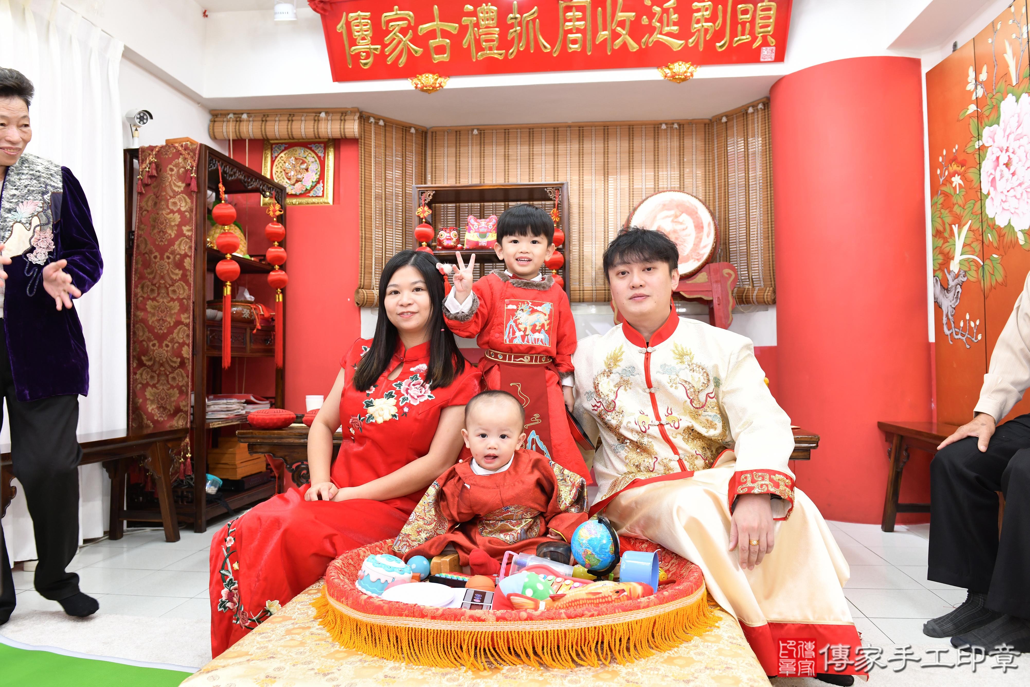 傳家手工印章高雄店、抓周、度脺、美式風會場、傳家嬰兒古禮、吉祥話、抓周道具物品24種、拍照。抓周證書。寶寶抓周、滿周歲、生日快樂、祝福