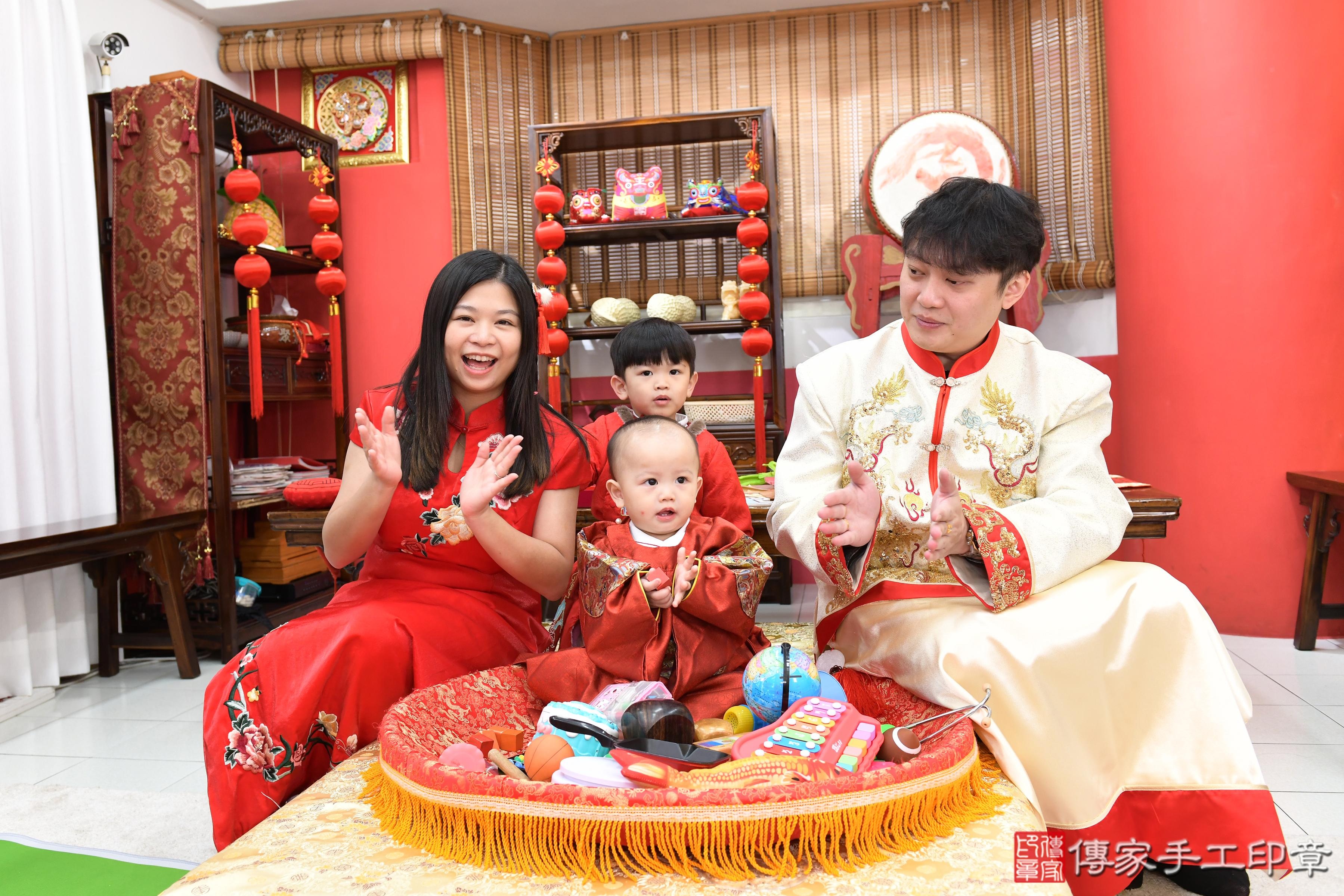 傳家手工印章高雄店、抓周、度脺、美式風會場、傳家嬰兒古禮、吉祥話、抓周道具物品24種、拍照。抓周證書。寶寶抓周、滿周歲、生日快樂、祝福