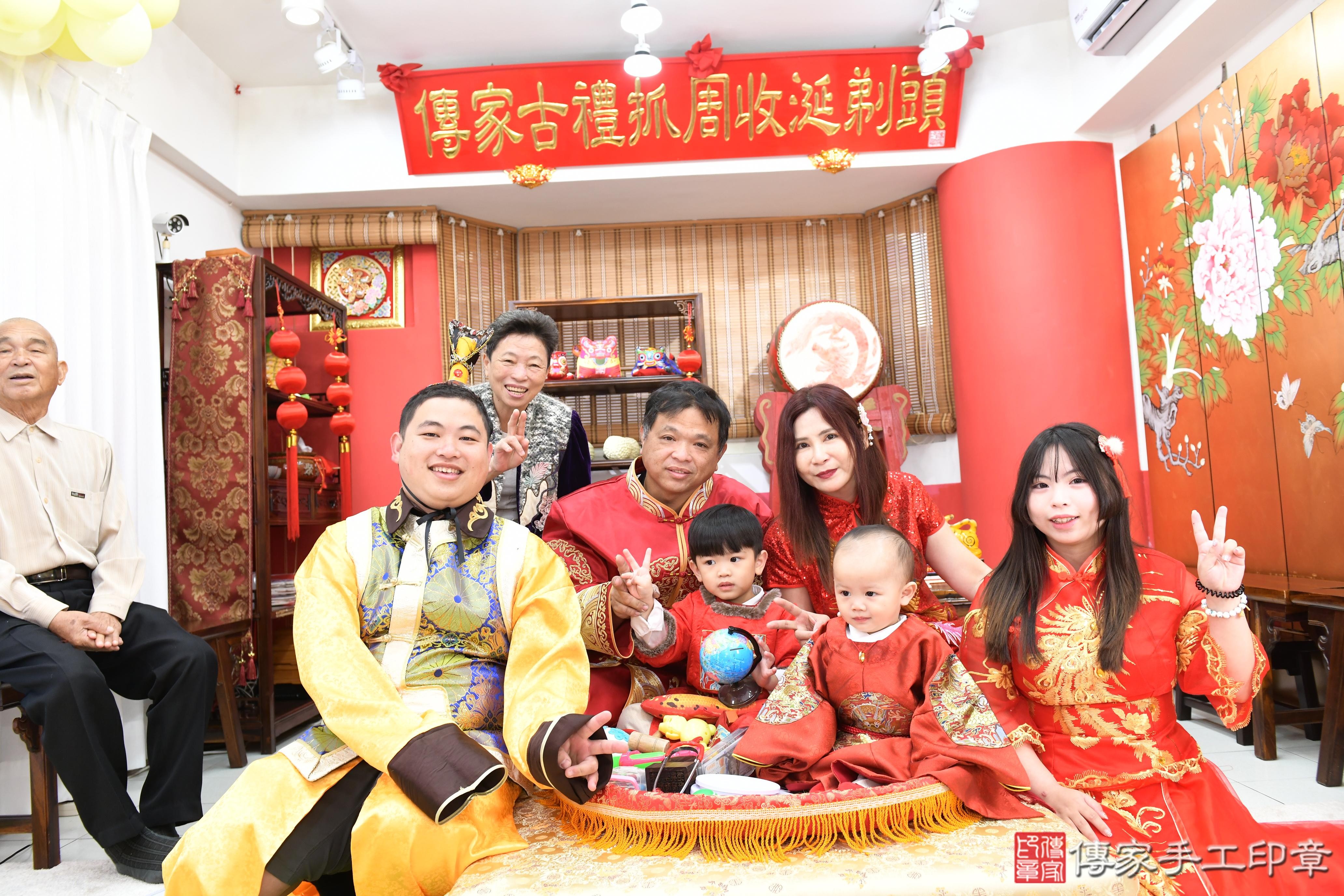 傳家手工印章高雄店、抓周、度脺、美式風會場、傳家嬰兒古禮、吉祥話、抓周道具物品24種、拍照。抓周證書。寶寶抓周、滿周歲、生日快樂、祝福