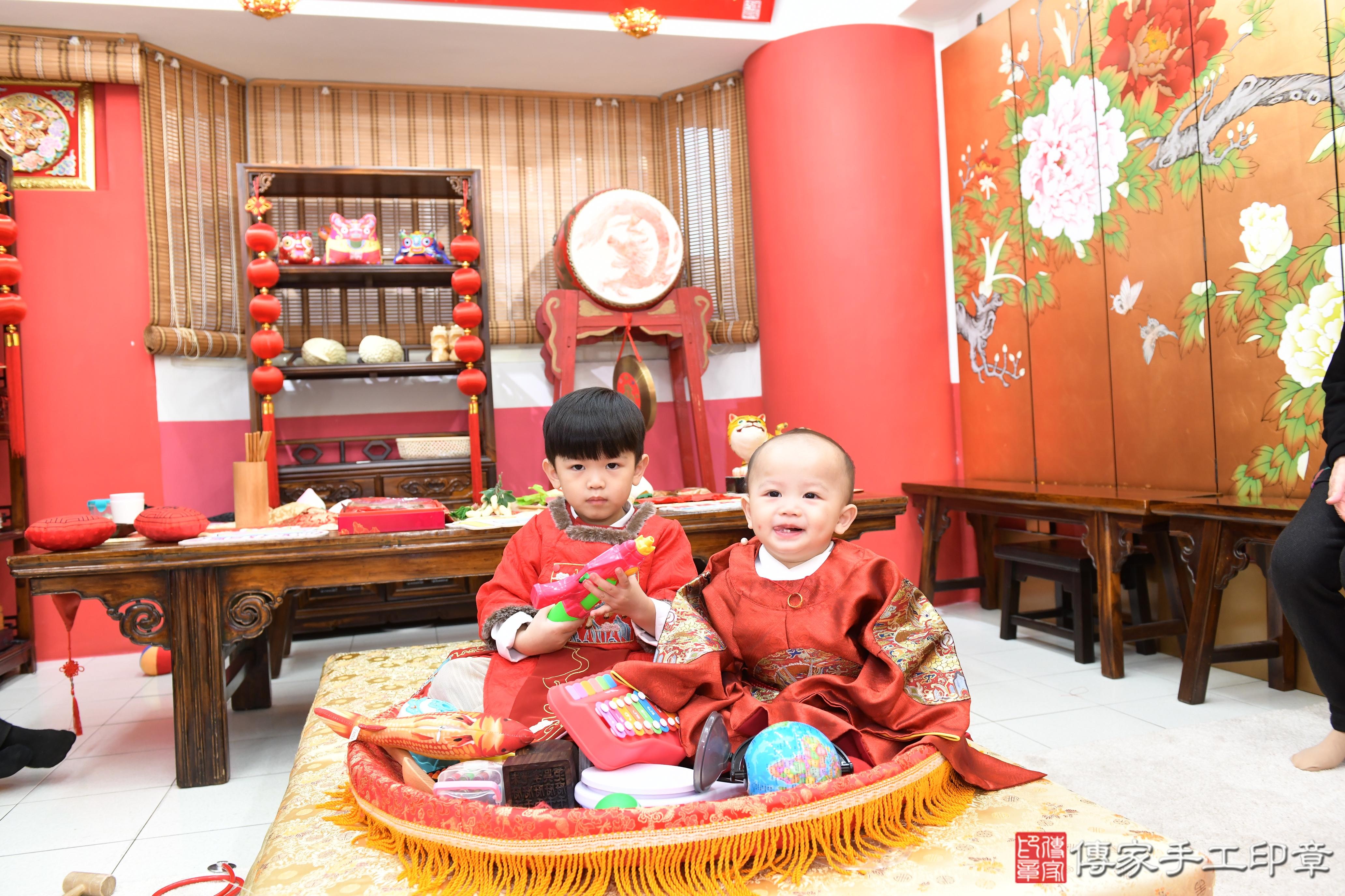 傳家手工印章高雄店、抓周、度脺、美式風會場、傳家嬰兒古禮、吉祥話、抓周道具物品24種、拍照。抓周證書。寶寶抓周、滿周歲、生日快樂、祝福