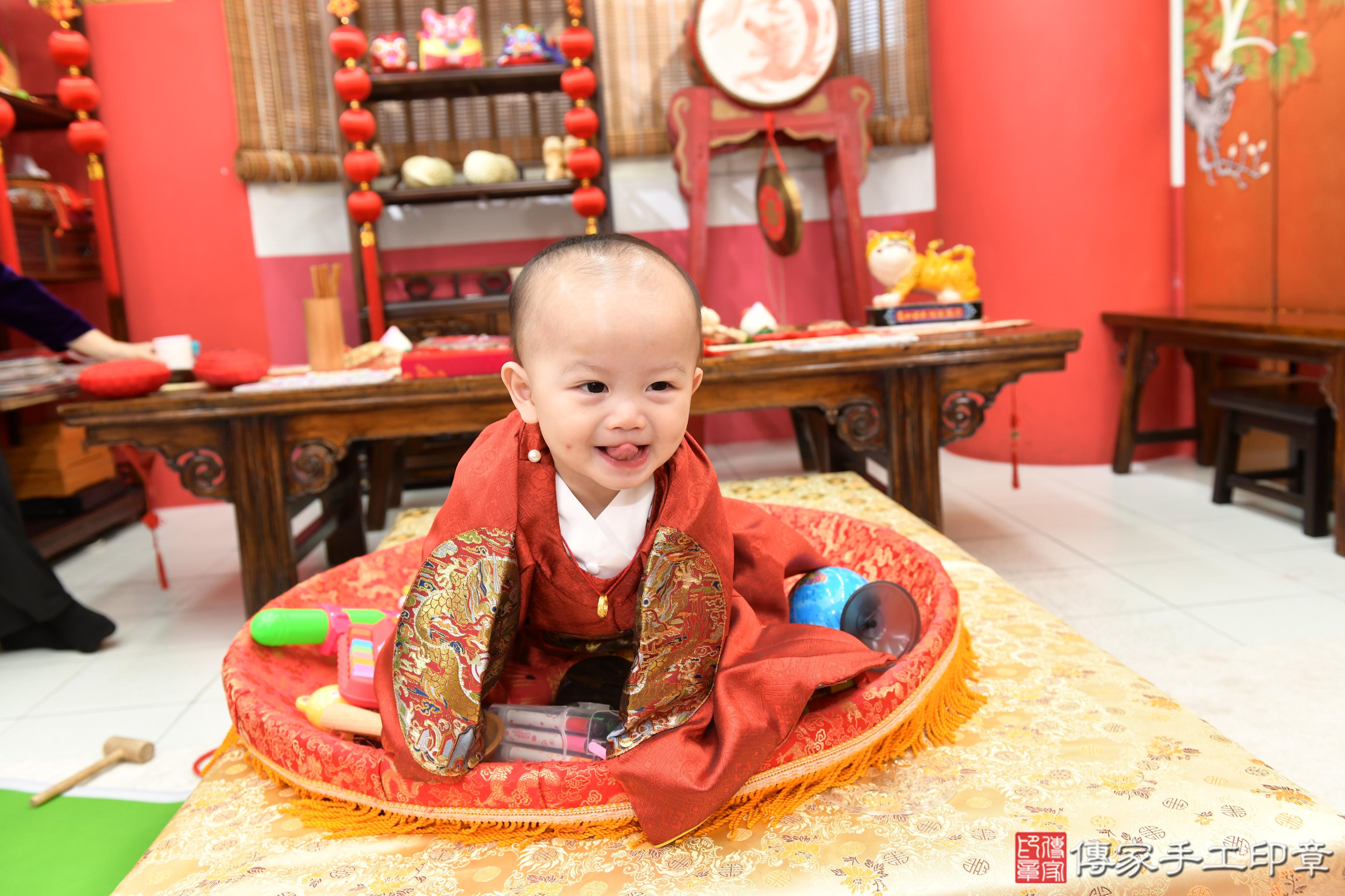 傳家手工印章高雄店、抓周、度脺、美式風會場、傳家嬰兒古禮、吉祥話、抓周道具物品24種、拍照。抓周證書。寶寶抓周、滿周歲、生日快樂、祝福