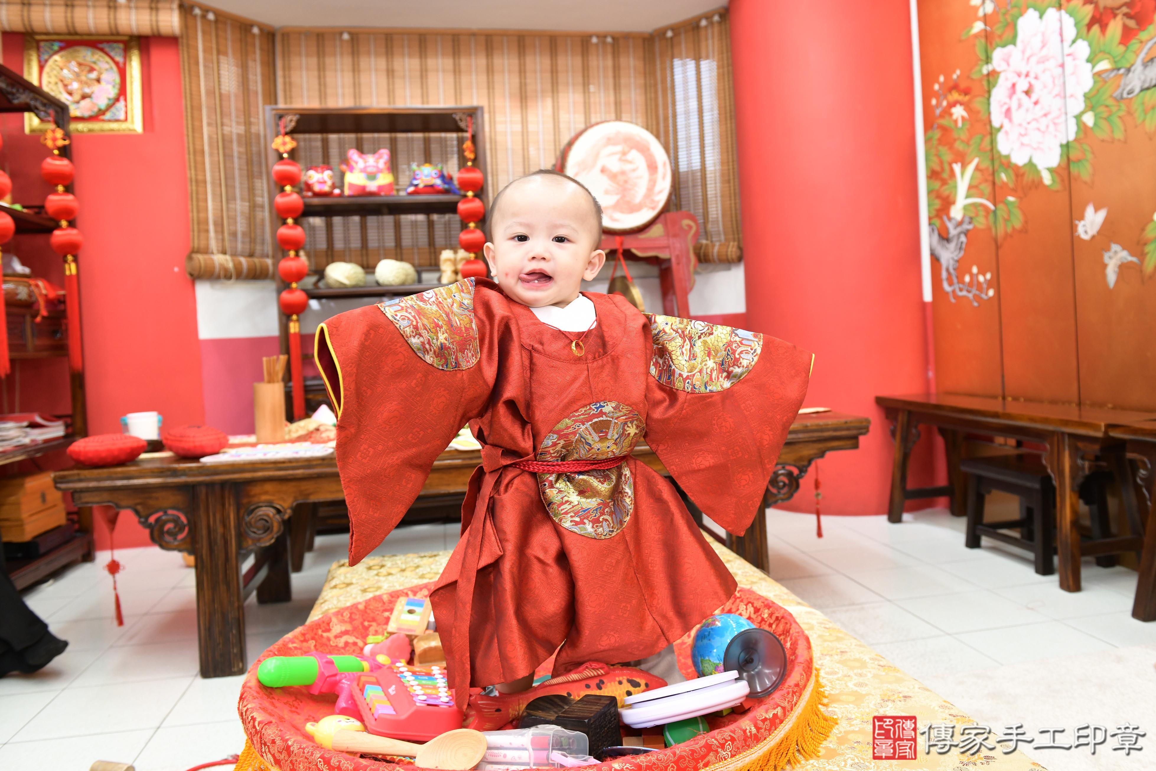 傳家手工印章高雄店、抓周、度脺、美式風會場、傳家嬰兒古禮、吉祥話、抓周道具物品24種、拍照。抓周證書。寶寶抓周、滿周歲、生日快樂、祝福