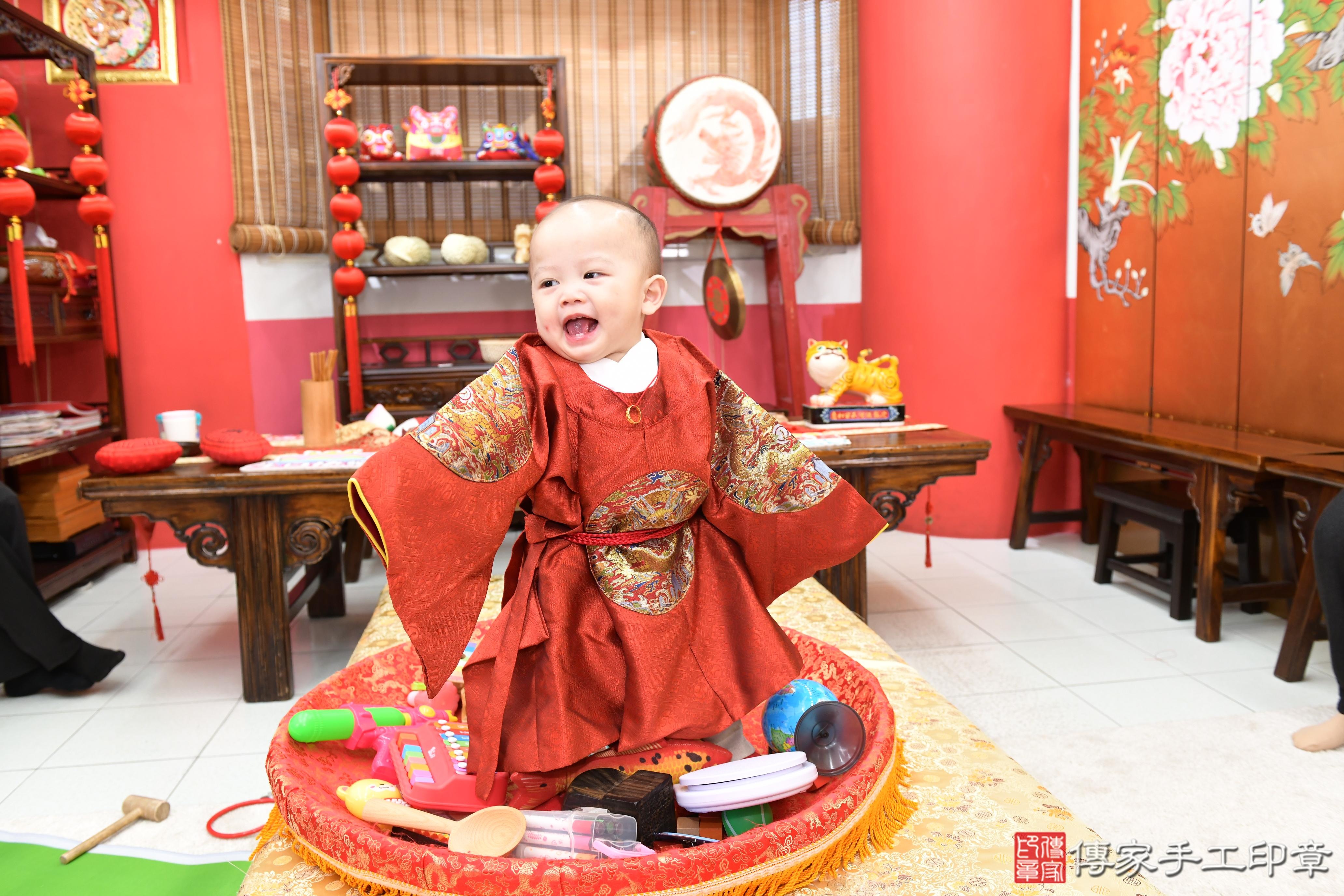 傳家手工印章高雄店、抓周、度脺、美式風會場、傳家嬰兒古禮、吉祥話、抓周道具物品24種、拍照。抓周證書。寶寶抓周、滿周歲、生日快樂、祝福