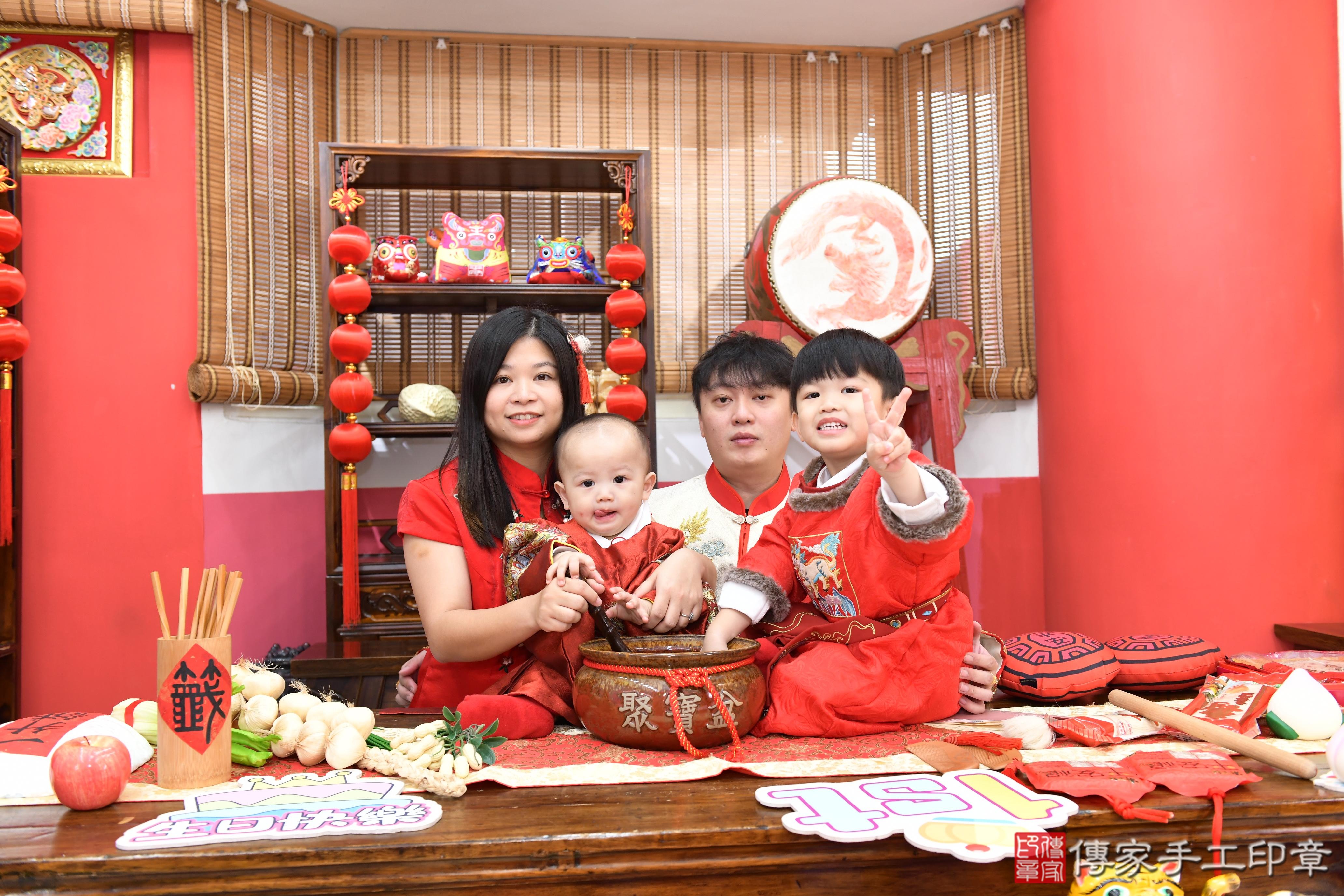 傳家手工印章高雄店、抓周、度脺、美式風會場、傳家嬰兒古禮、吉祥話、抓周道具物品24種、拍照。抓周證書。寶寶抓周、滿周歲、生日快樂、祝福