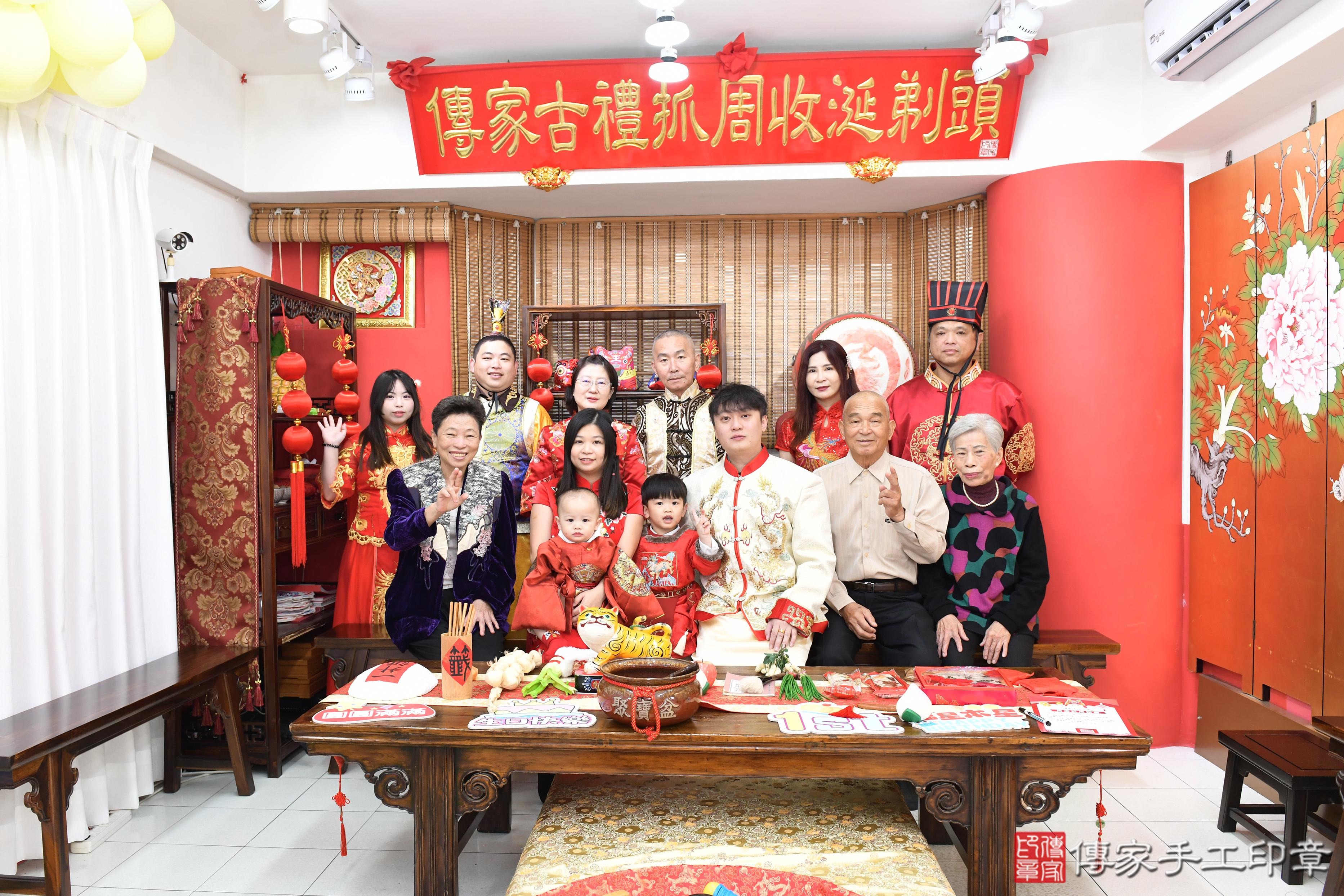 傳家手工印章高雄店、抓周、度脺、美式風會場、傳家嬰兒古禮、吉祥話、抓周道具物品24種、拍照。抓周證書。寶寶抓周、滿周歲、生日快樂、祝福