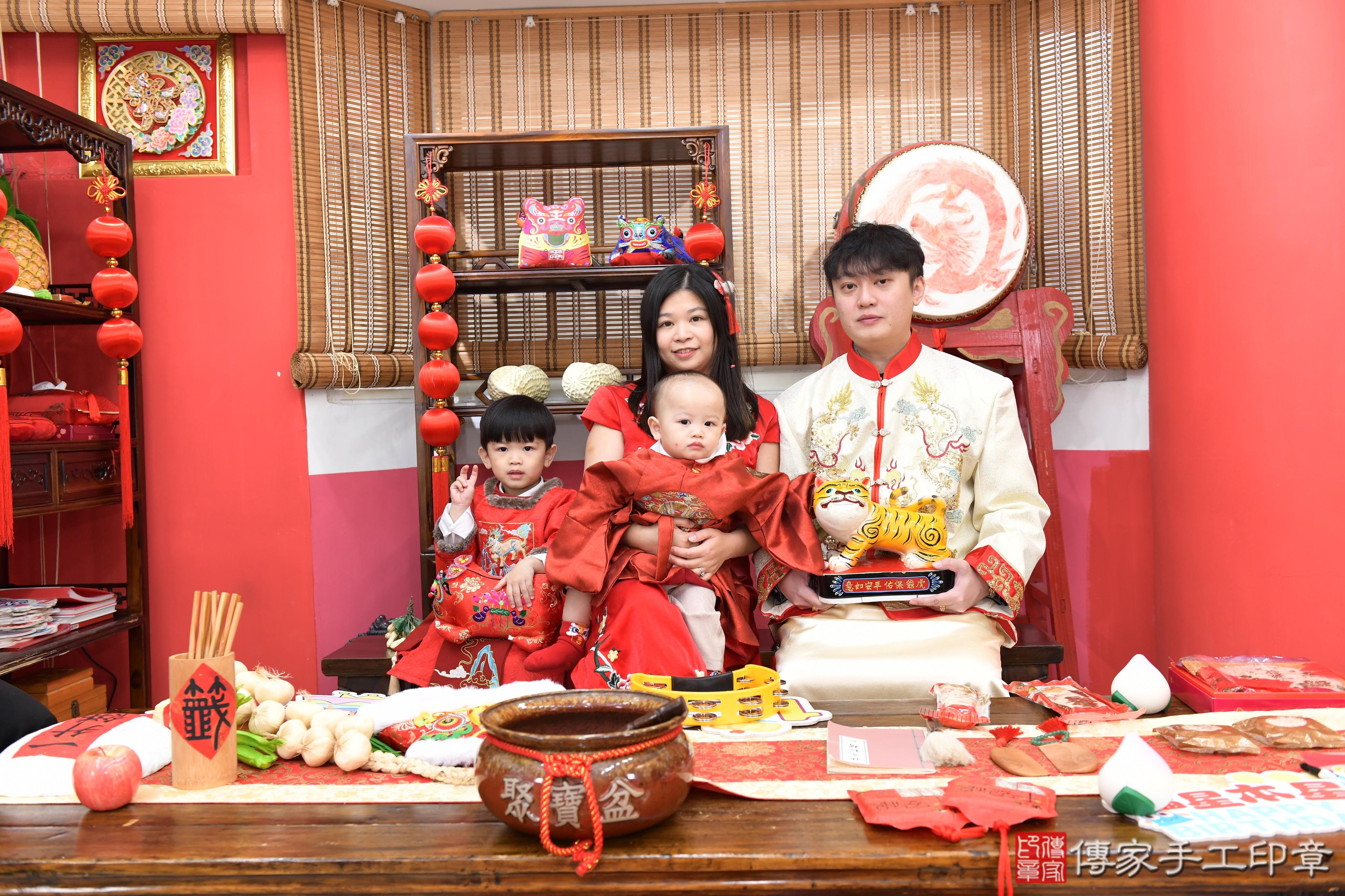 傳家手工印章高雄店、抓周、度脺、美式風會場、傳家嬰兒古禮、吉祥話、抓周道具物品24種、拍照。抓周證書。寶寶抓周、滿周歲、生日快樂、祝福