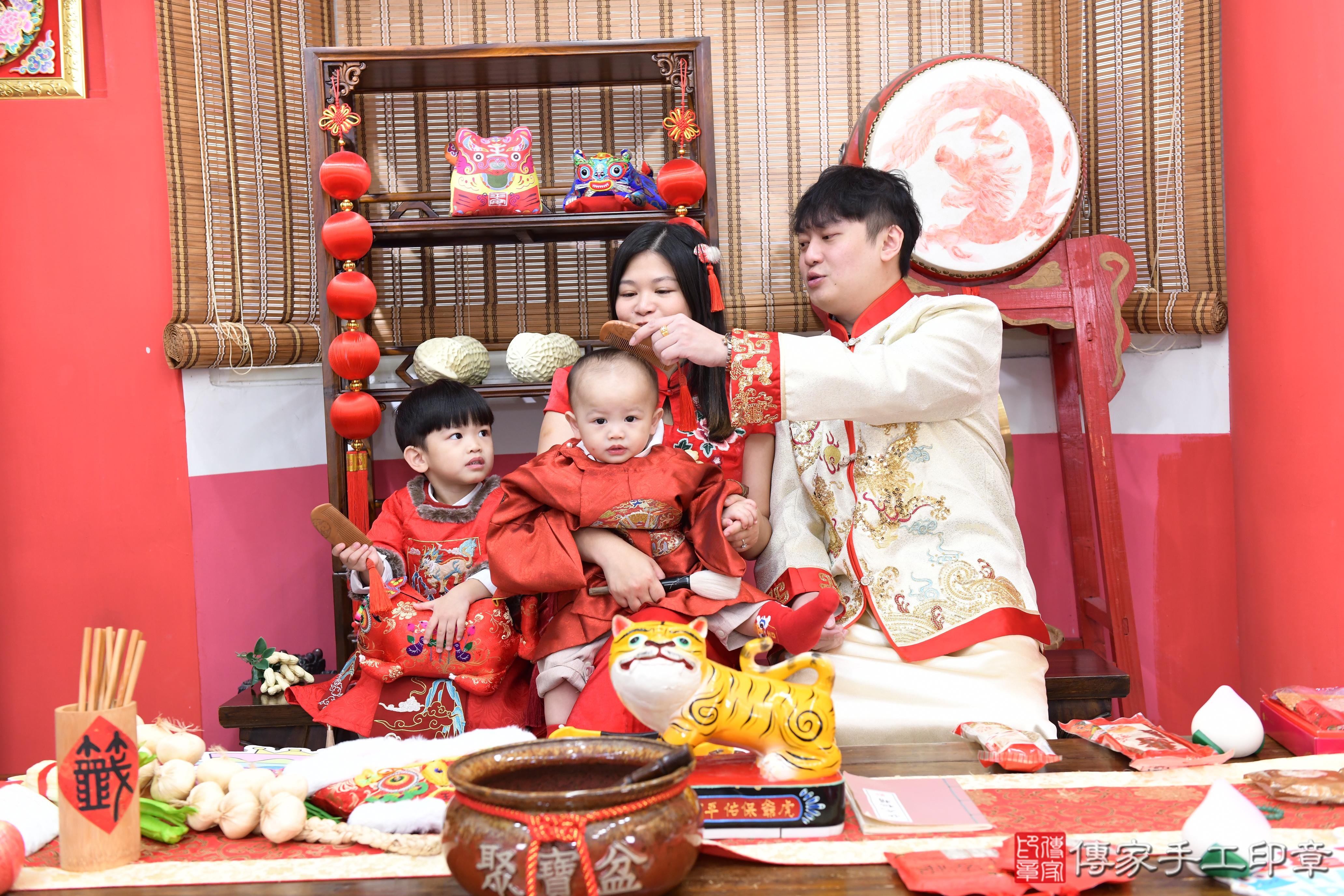 傳家手工印章高雄店、抓周、度脺、美式風會場、傳家嬰兒古禮、吉祥話、抓周道具物品24種、拍照。抓周證書。寶寶抓周、滿周歲、生日快樂、祝福