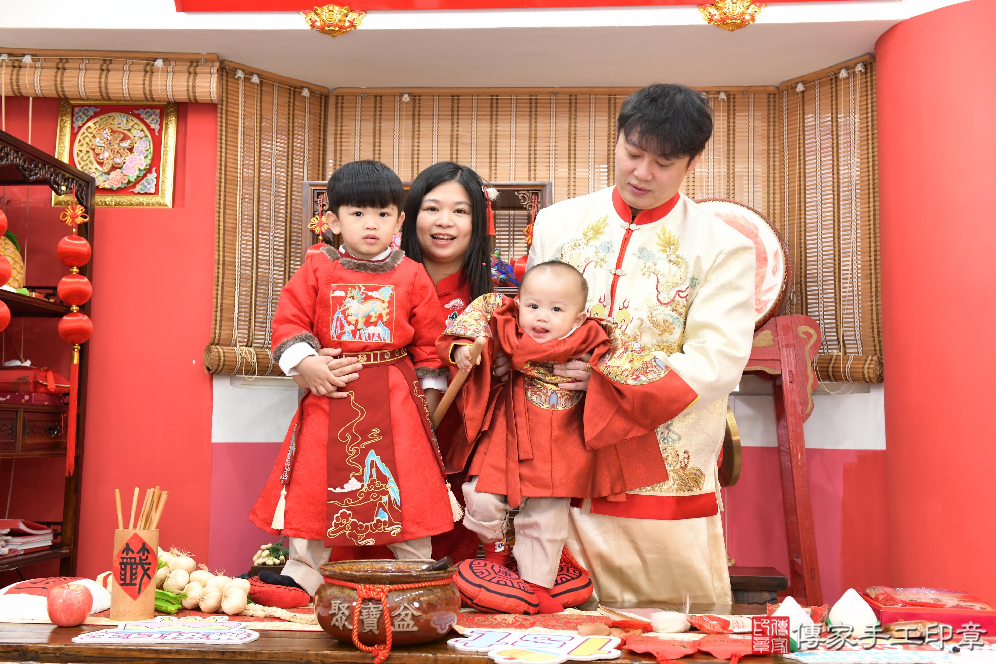 傳家手工印章高雄店、抓周、度脺、美式風會場、傳家嬰兒古禮、吉祥話、抓周道具物品24種、拍照。抓周證書。寶寶抓周、滿周歲、生日快樂、祝福