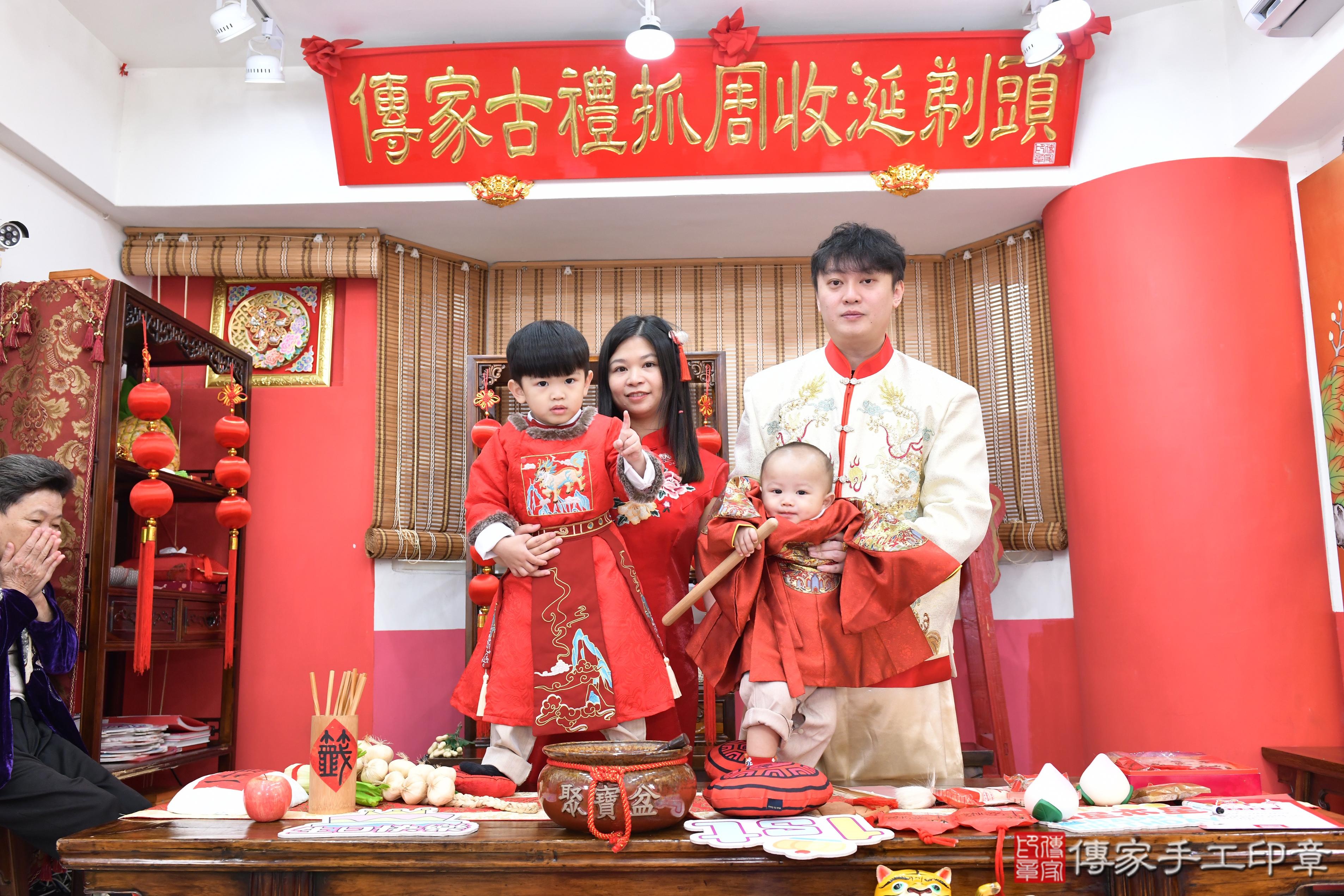 傳家手工印章高雄店、抓周、度脺、美式風會場、傳家嬰兒古禮、吉祥話、抓周道具物品24種、拍照。抓周證書。寶寶抓周、滿周歲、生日快樂、祝福