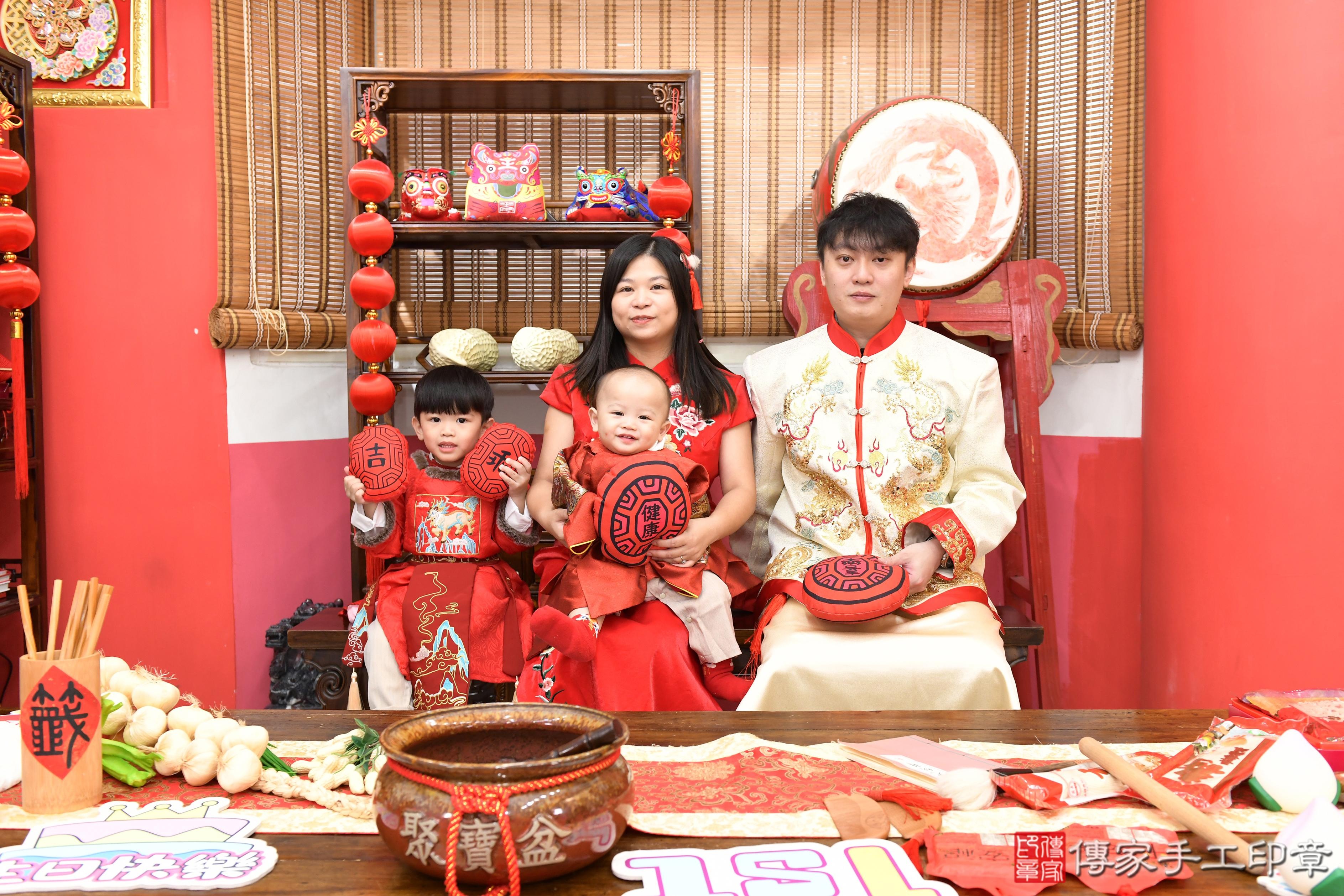 傳家手工印章高雄店、抓周、度脺、美式風會場、傳家嬰兒古禮、吉祥話、抓周道具物品24種、拍照。抓周證書。寶寶抓周、滿周歲、生日快樂、祝福