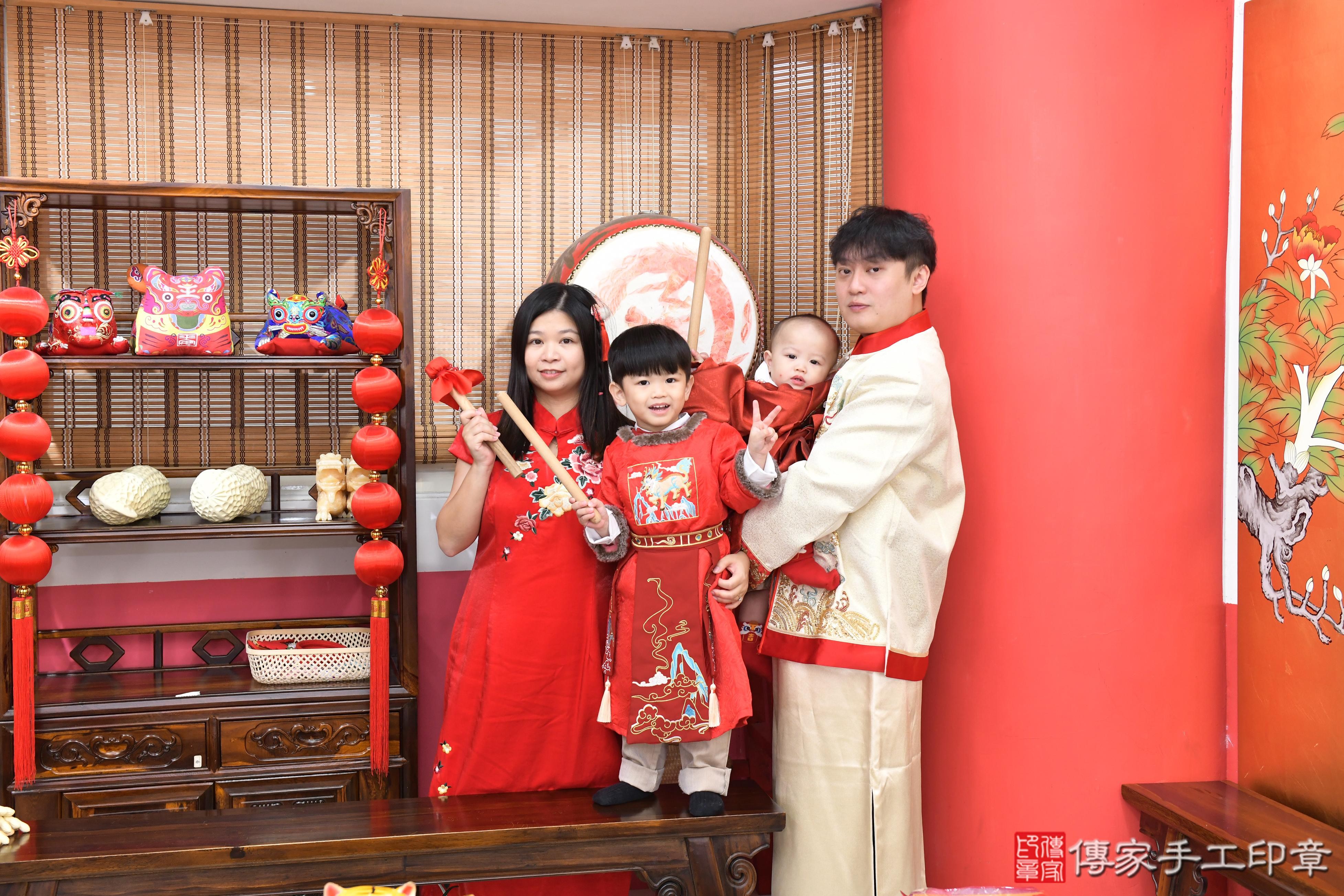 傳家手工印章高雄店、抓周、度脺、美式風會場、傳家嬰兒古禮、吉祥話、抓周道具物品24種、拍照。抓周證書。寶寶抓周、滿周歲、生日快樂、祝福