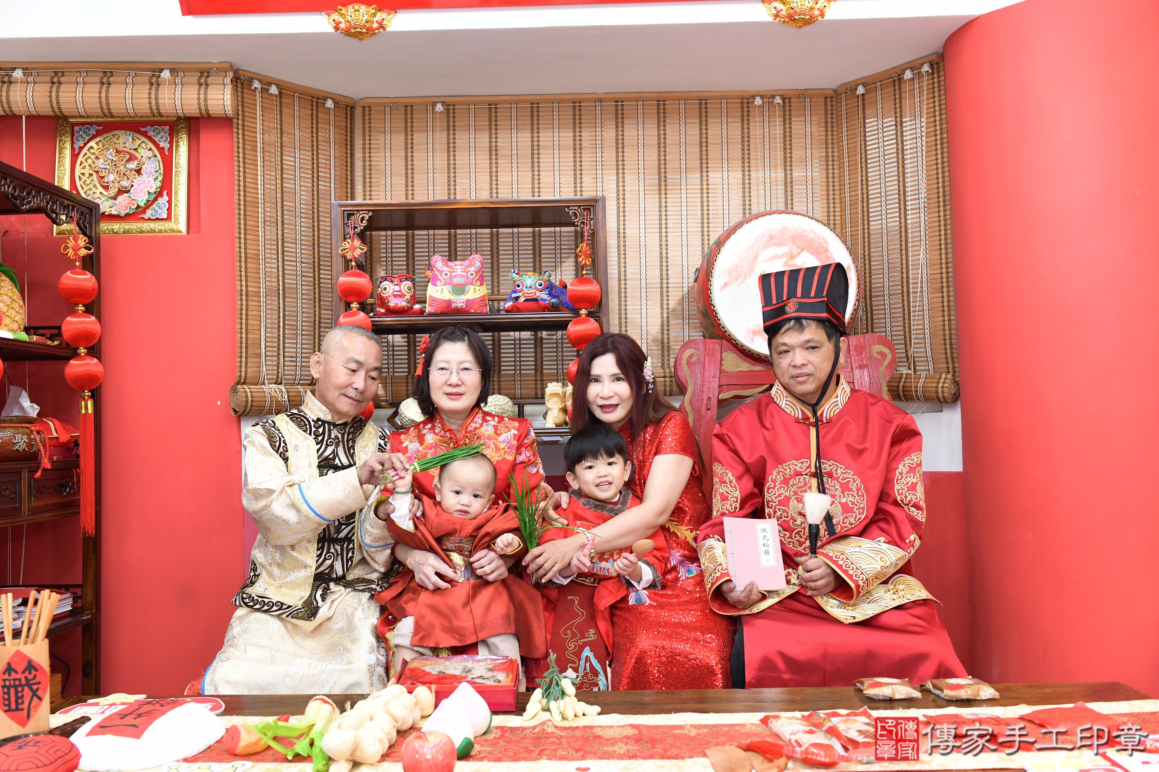 傳家手工印章高雄店、抓周、度脺、美式風會場、傳家嬰兒古禮、吉祥話、抓周道具物品24種、拍照。抓周證書。寶寶抓周、滿周歲、生日快樂、祝福