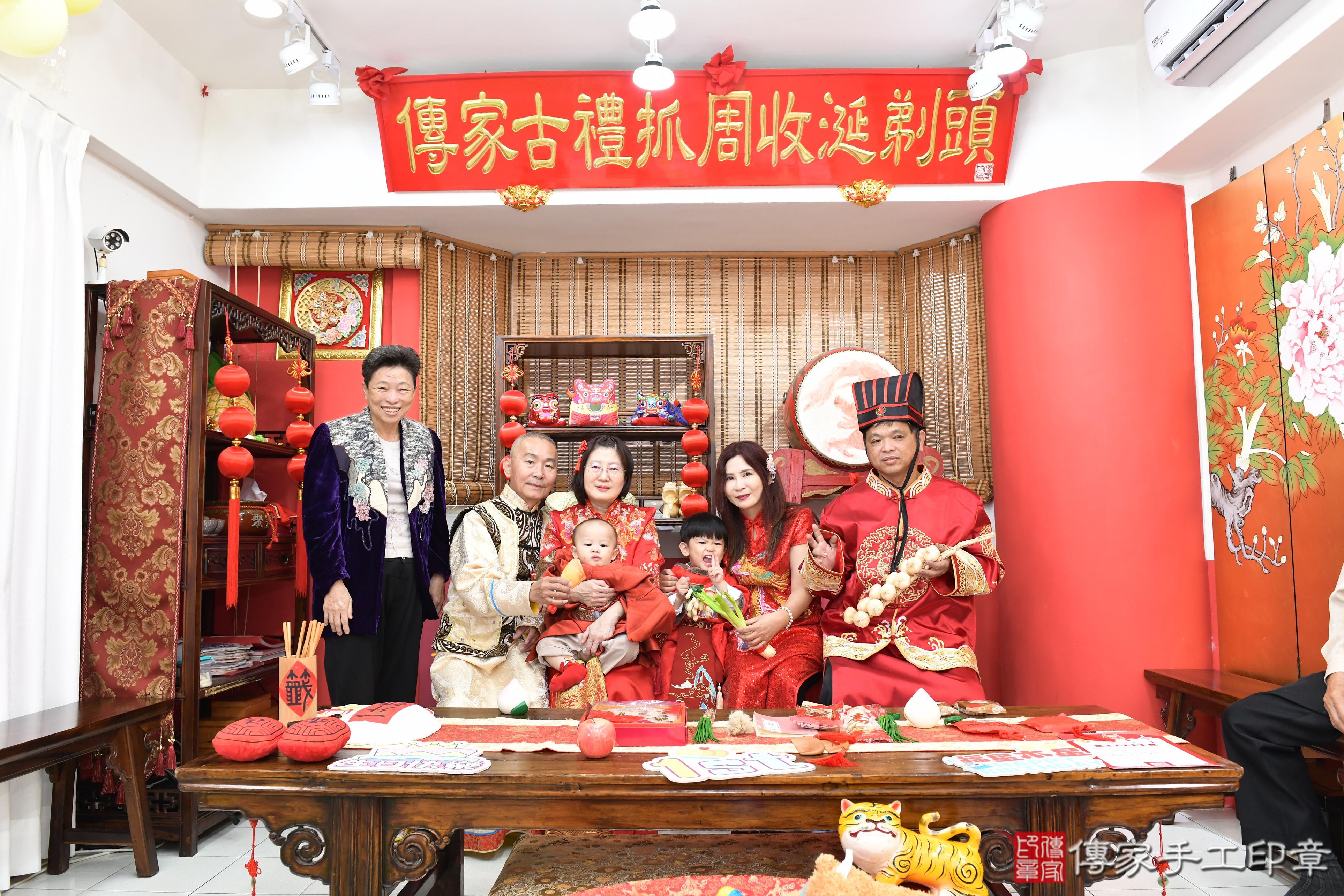 傳家手工印章高雄店、抓周、度脺、美式風會場、傳家嬰兒古禮、吉祥話、抓周道具物品24種、拍照。抓周證書。寶寶抓周、滿周歲、生日快樂、祝福