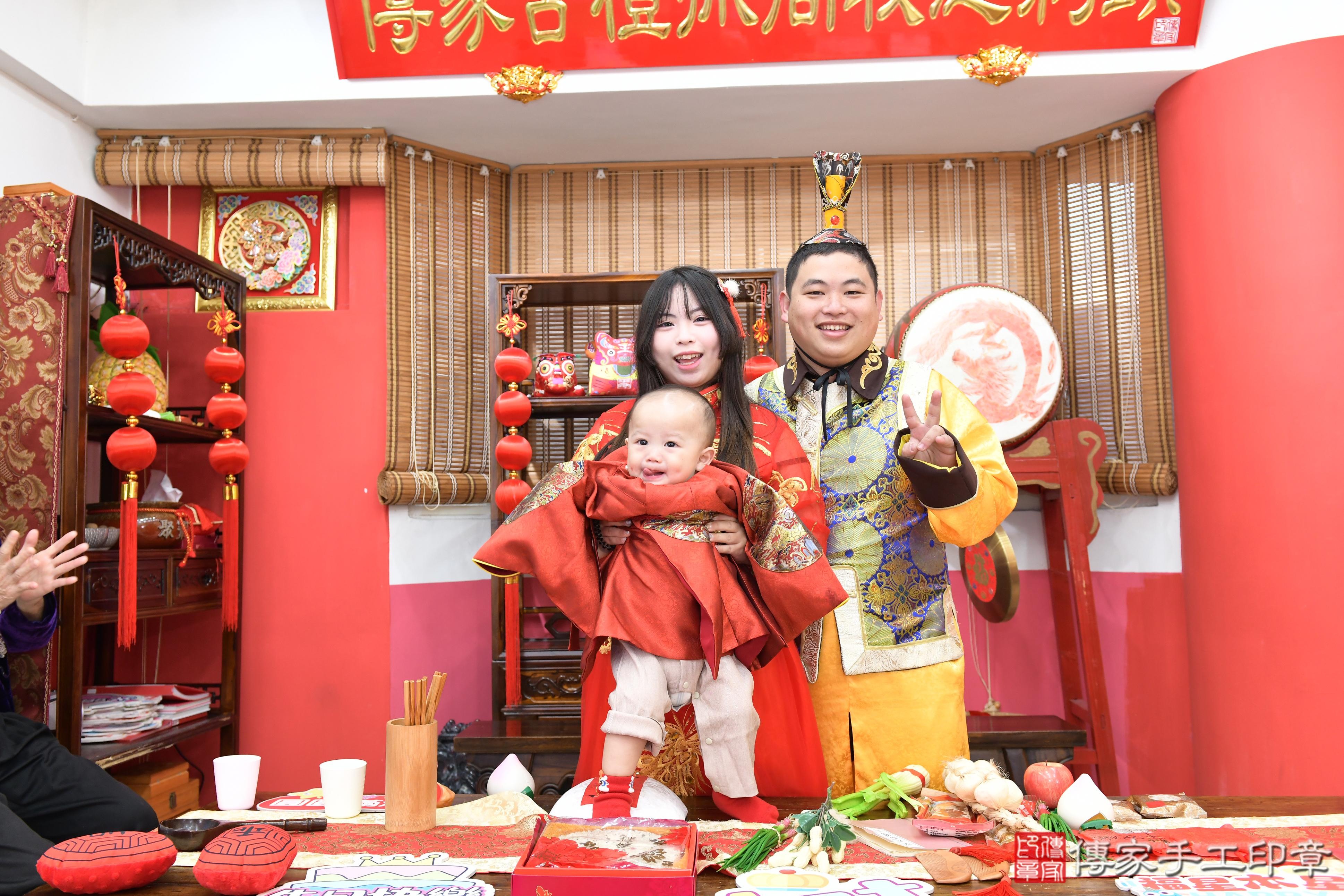 傳家手工印章高雄店、抓周、度脺、美式風會場、傳家嬰兒古禮、吉祥話、抓周道具物品24種、拍照。抓周證書。寶寶抓周、滿周歲、生日快樂、祝福