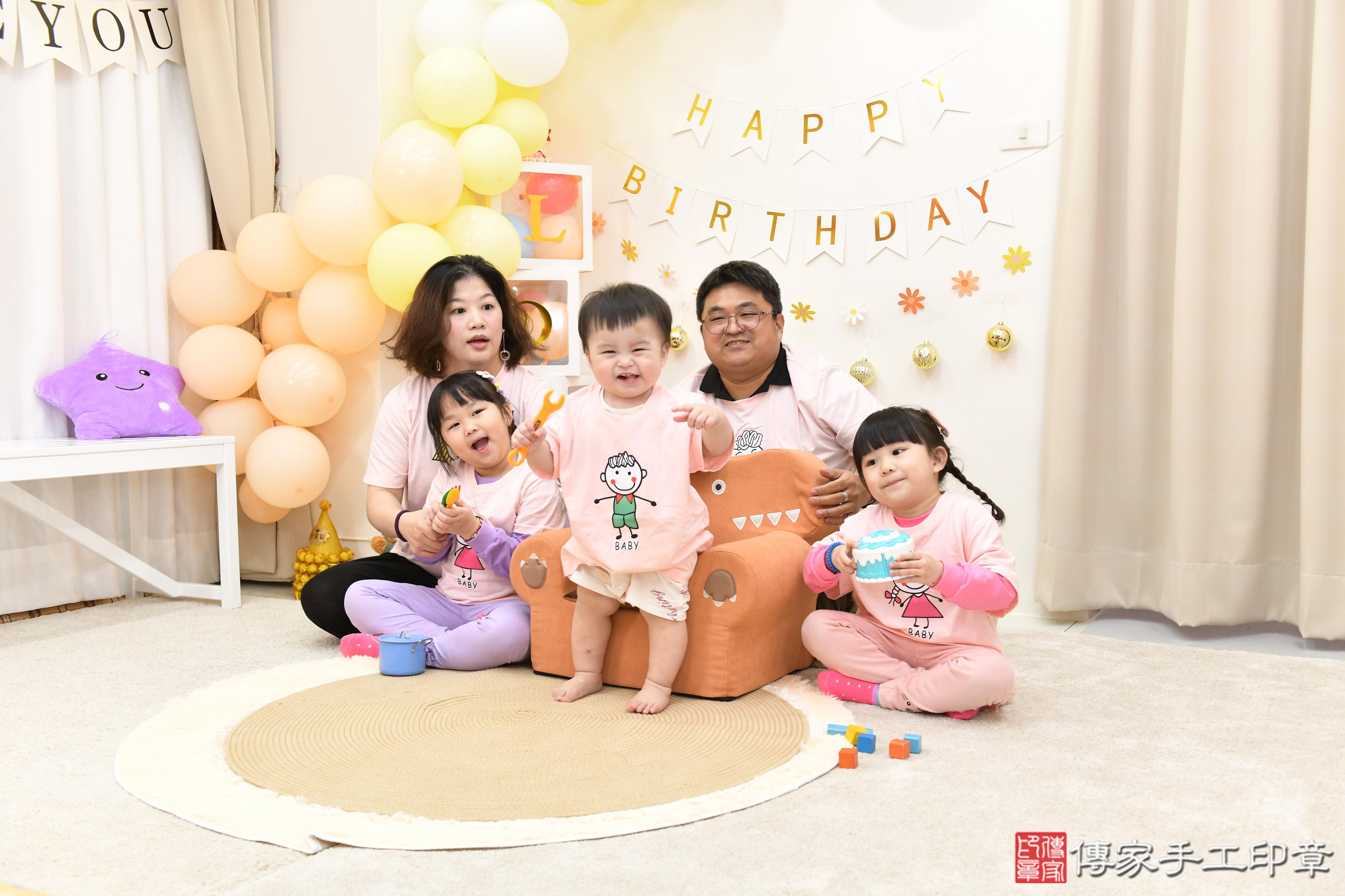 傳家手工印章高雄店、抓周、度脺、美式風會場、傳家嬰兒古禮、吉祥話、抓周道具物品24種、拍照。抓周證書。寶寶抓周、滿周歲、生日快樂、祝福