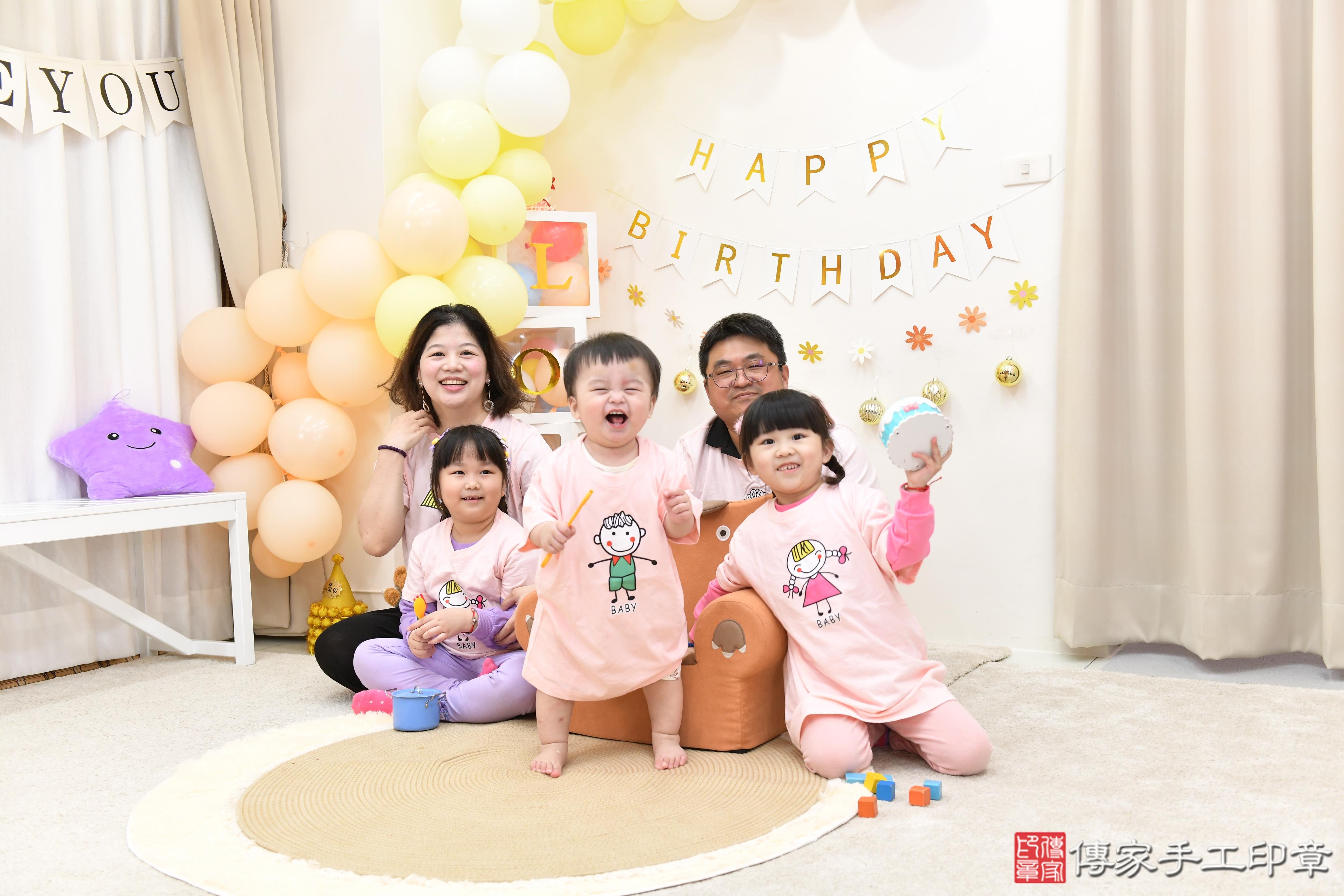 傳家手工印章高雄店、抓周、度脺、美式風會場、傳家嬰兒古禮、吉祥話、抓周道具物品24種、拍照。抓周證書。寶寶抓周、滿周歲、生日快樂、祝福