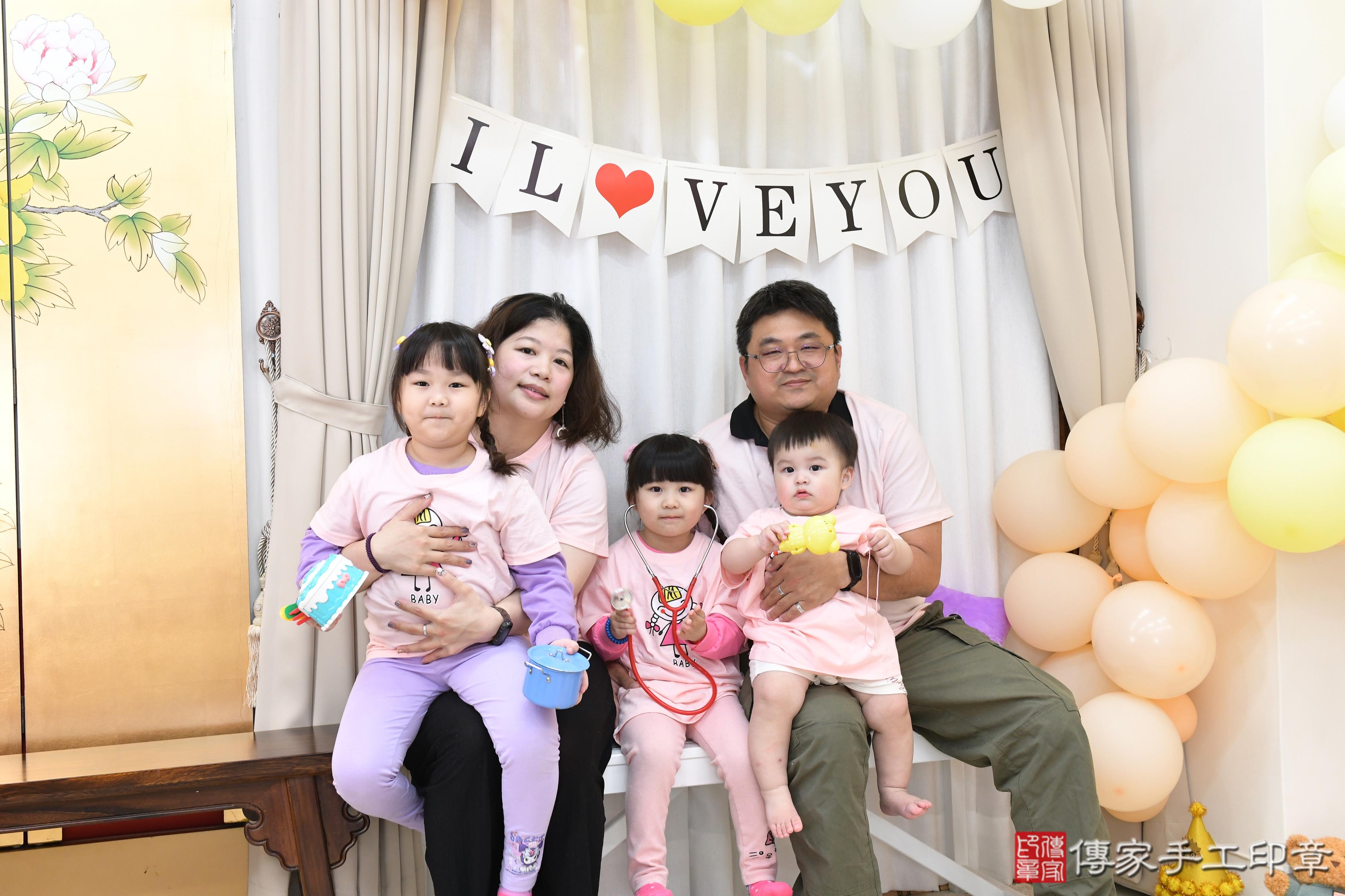 傳家手工印章高雄店、抓周、度脺、美式風會場、傳家嬰兒古禮、吉祥話、抓周道具物品24種、拍照。抓周證書。寶寶抓周、滿周歲、生日快樂、祝福