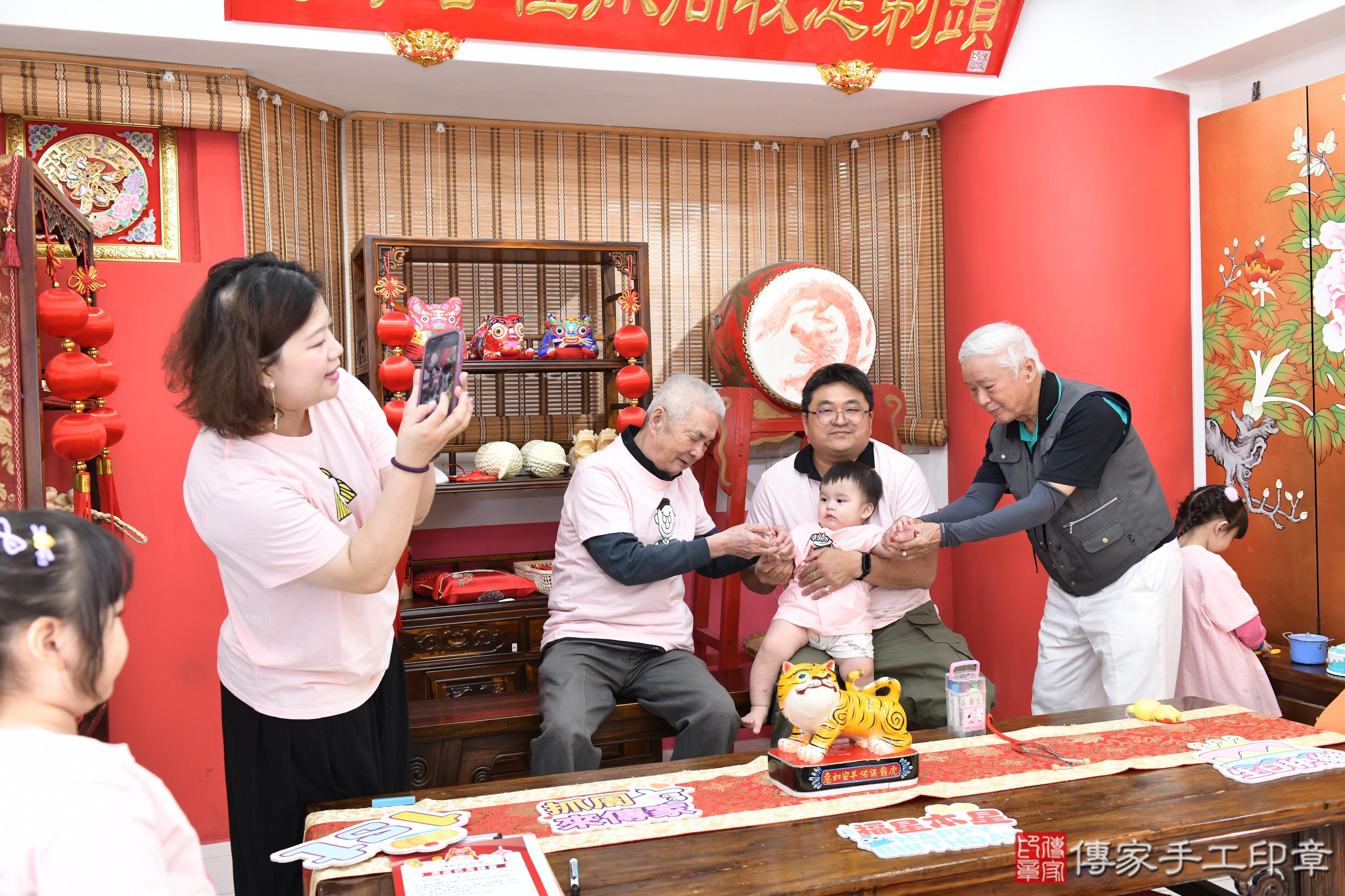 傳家手工印章高雄店、抓周、度脺、美式風會場、傳家嬰兒古禮、吉祥話、抓周道具物品24種、拍照。抓周證書。寶寶抓周、滿周歲、生日快樂、祝福