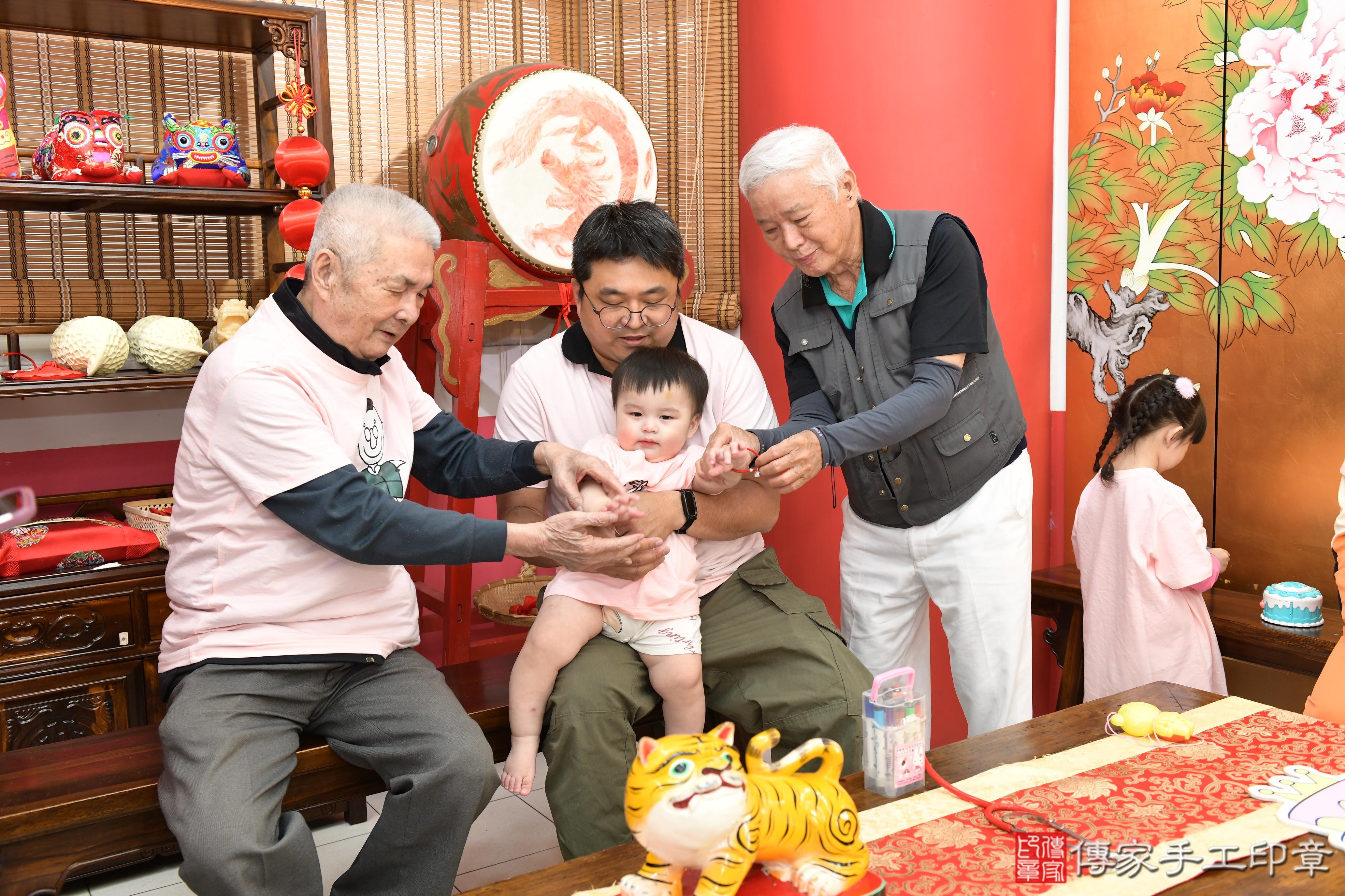 傳家手工印章高雄店、抓周、度脺、美式風會場、傳家嬰兒古禮、吉祥話、抓周道具物品24種、拍照。抓周證書。寶寶抓周、滿周歲、生日快樂、祝福