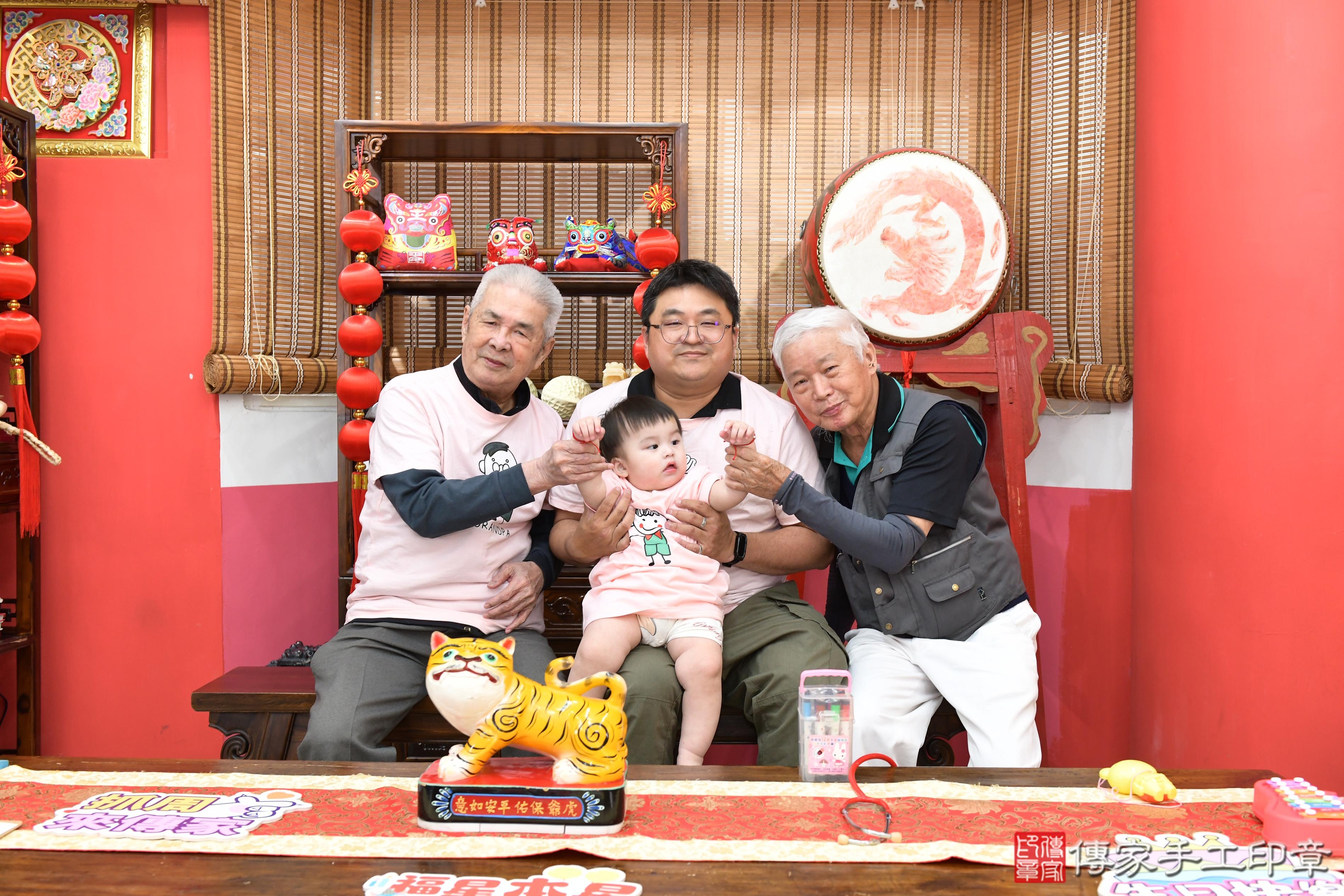 傳家手工印章高雄店、抓周、度脺、美式風會場、傳家嬰兒古禮、吉祥話、抓周道具物品24種、拍照。抓周證書。寶寶抓周、滿周歲、生日快樂、祝福