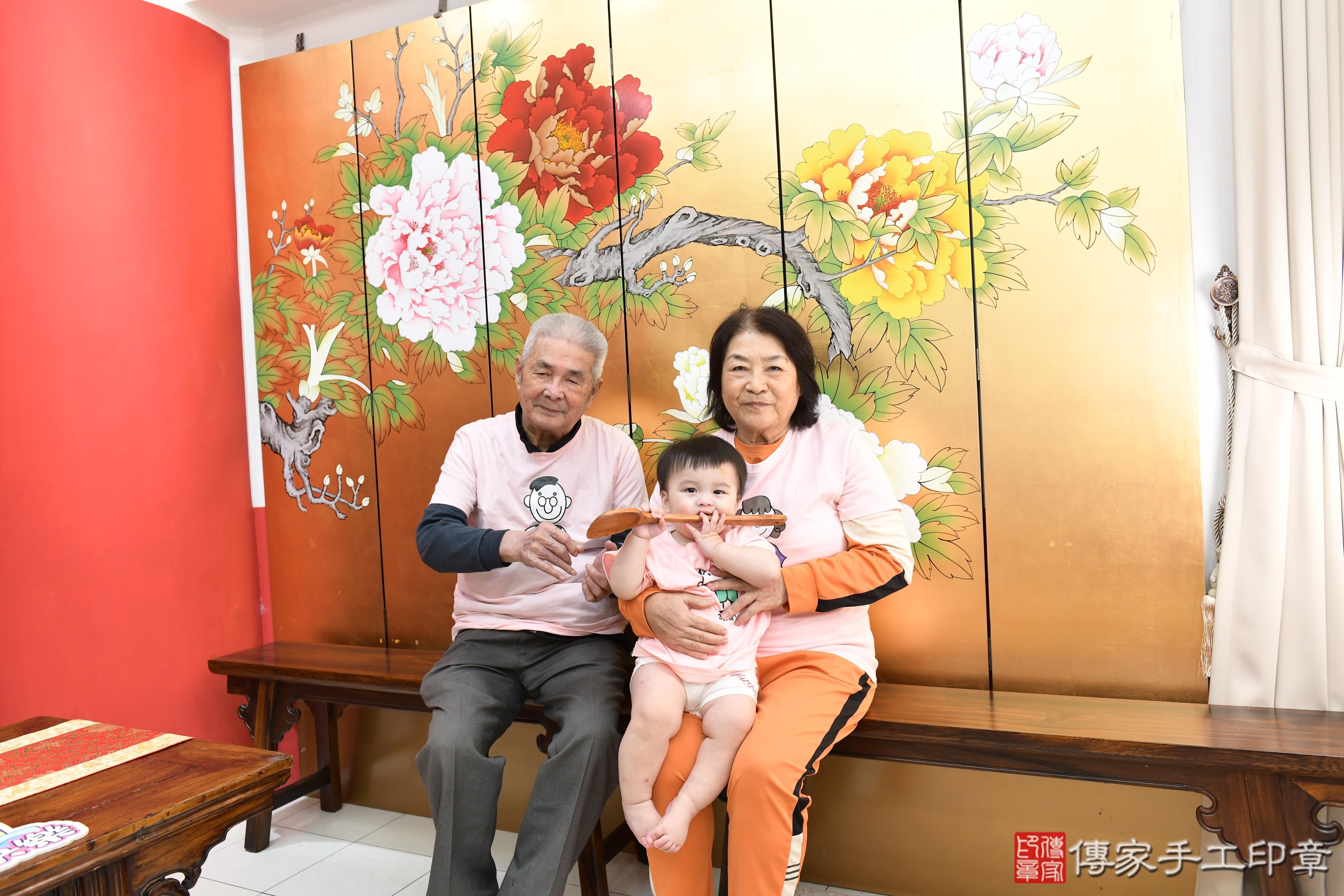 傳家手工印章高雄店、抓周、度脺、美式風會場、傳家嬰兒古禮、吉祥話、抓周道具物品24種、拍照。抓周證書。寶寶抓周、滿周歲、生日快樂、祝福