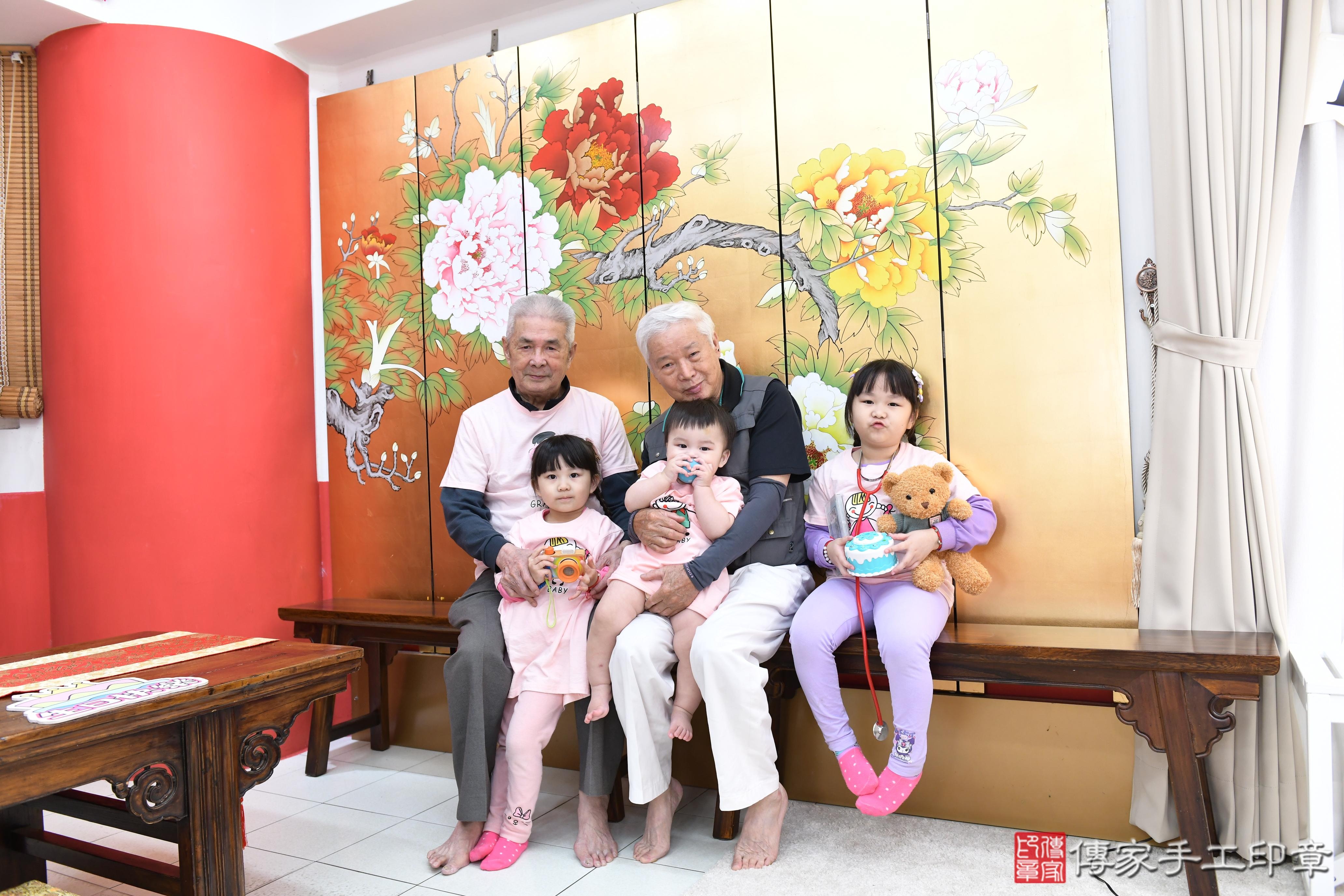 傳家手工印章高雄店、抓周、度脺、美式風會場、傳家嬰兒古禮、吉祥話、抓周道具物品24種、拍照。抓周證書。寶寶抓周、滿周歲、生日快樂、祝福