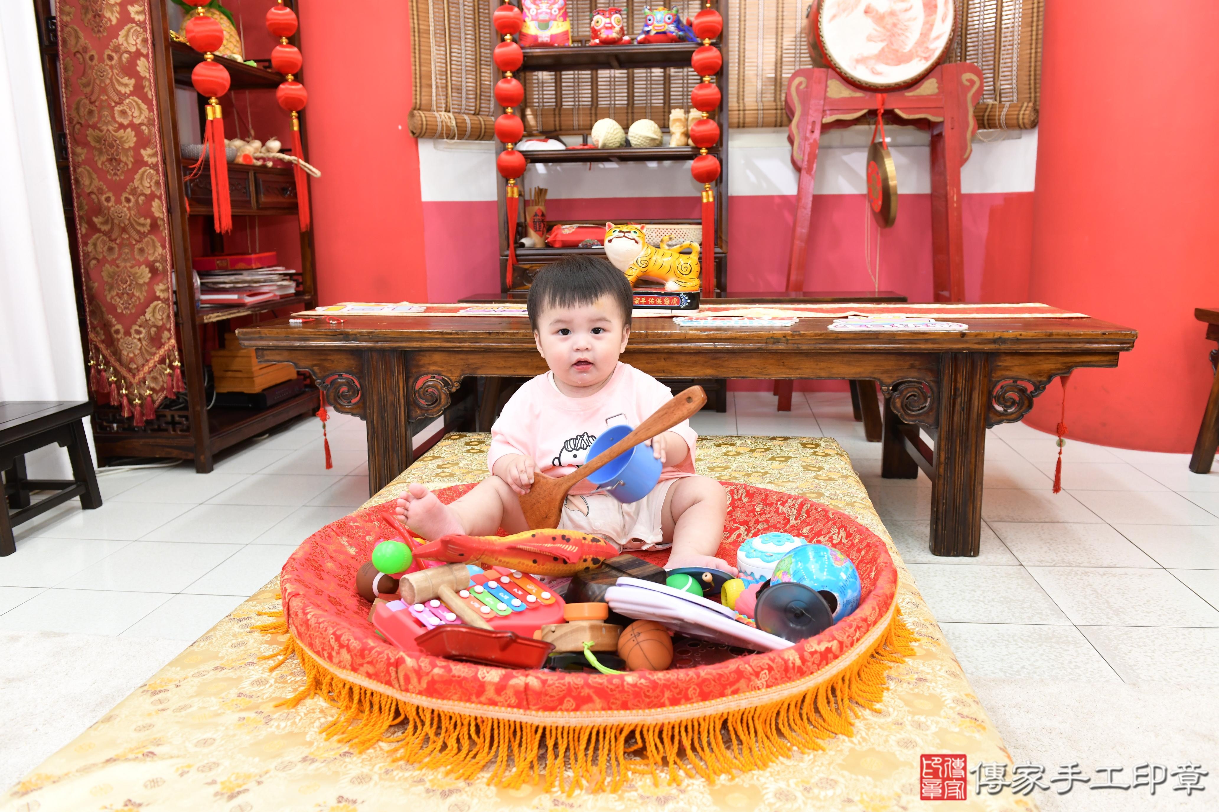 傳家手工印章高雄店、抓周、度脺、美式風會場、傳家嬰兒古禮、吉祥話、抓周道具物品24種、拍照。抓周證書。寶寶抓周、滿周歲、生日快樂、祝福