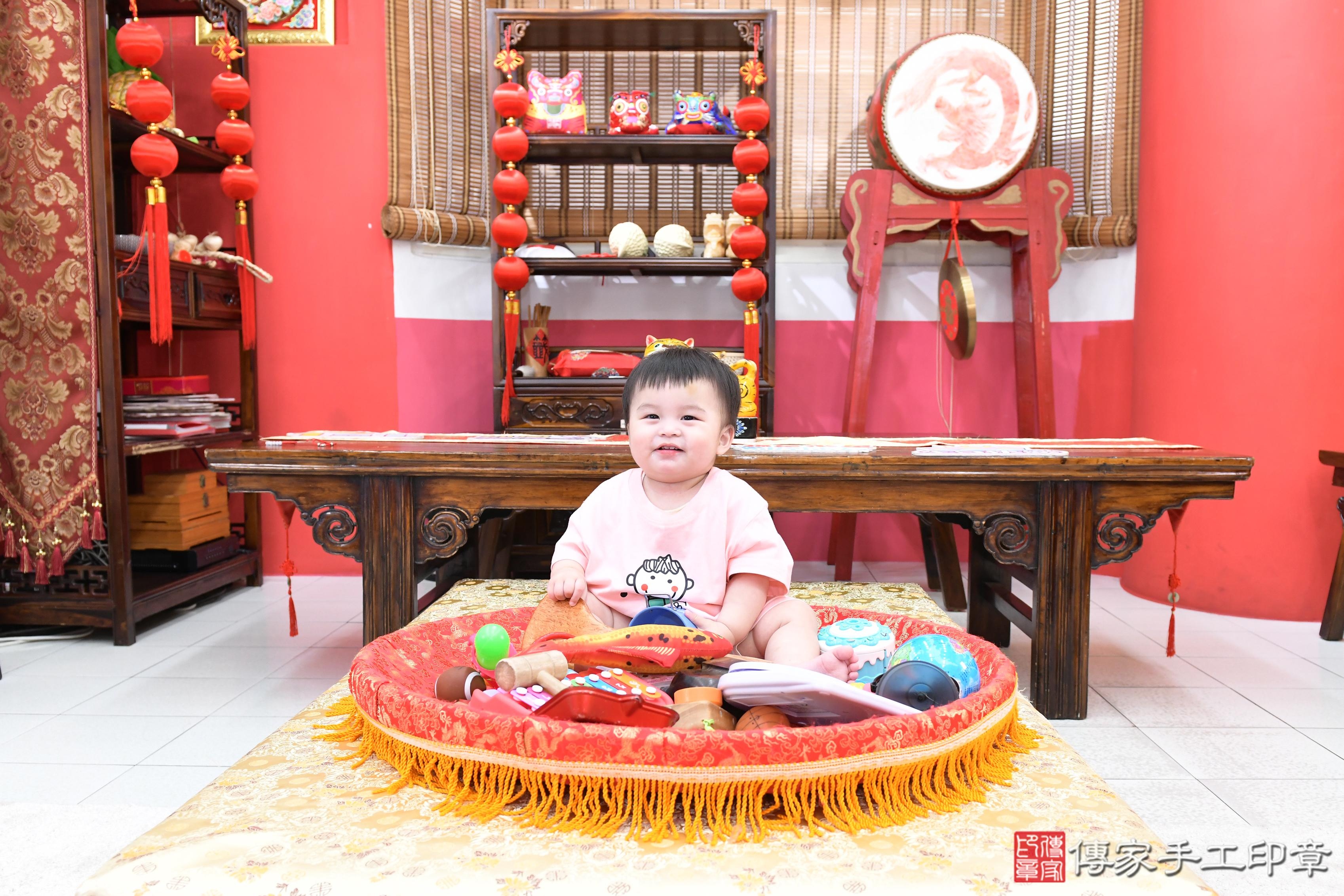 傳家手工印章高雄店、抓周、度脺、美式風會場、傳家嬰兒古禮、吉祥話、抓周道具物品24種、拍照。抓周證書。寶寶抓周、滿周歲、生日快樂、祝福