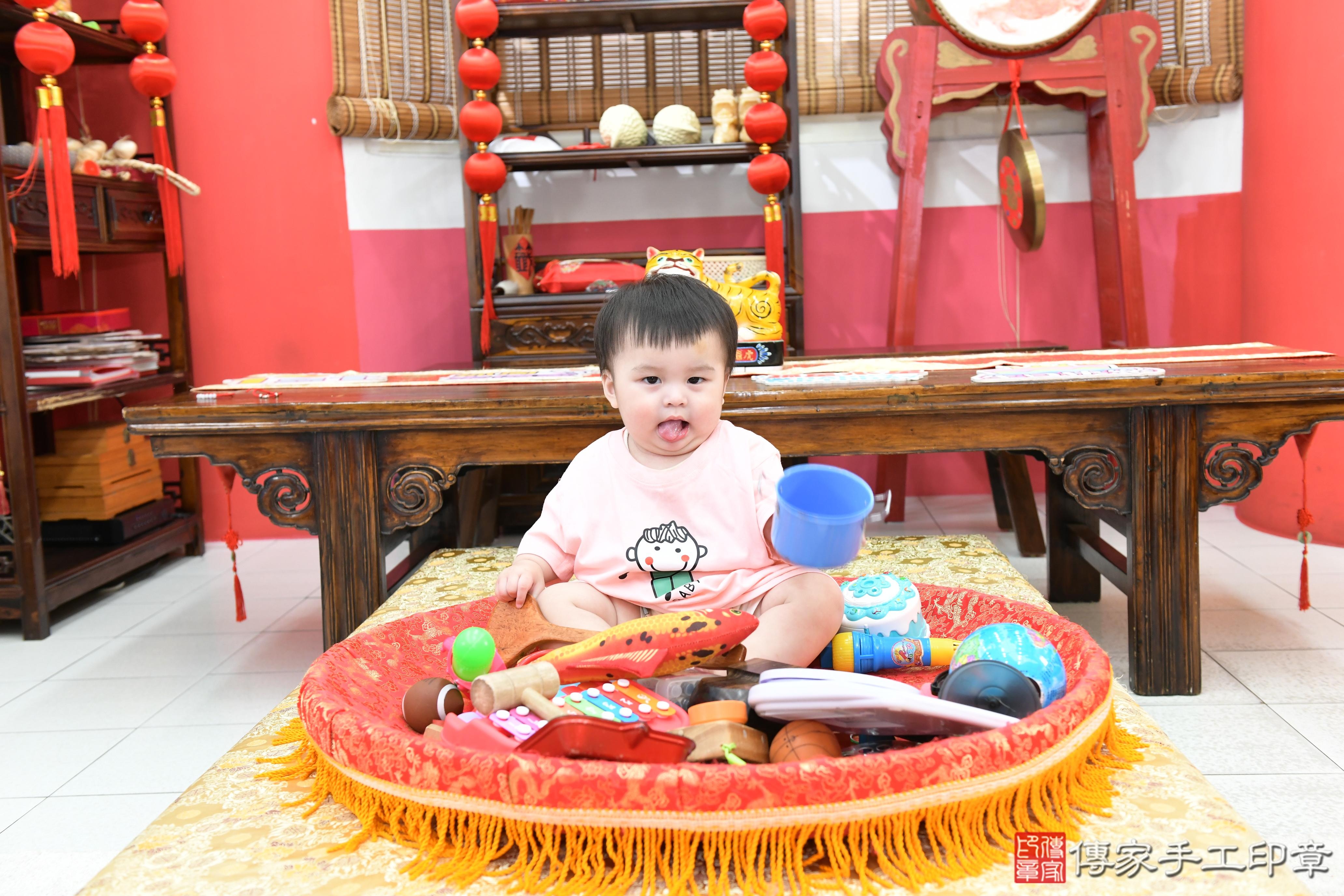 傳家手工印章高雄店、抓周、度脺、美式風會場、傳家嬰兒古禮、吉祥話、抓周道具物品24種、拍照。抓周證書。寶寶抓周、滿周歲、生日快樂、祝福