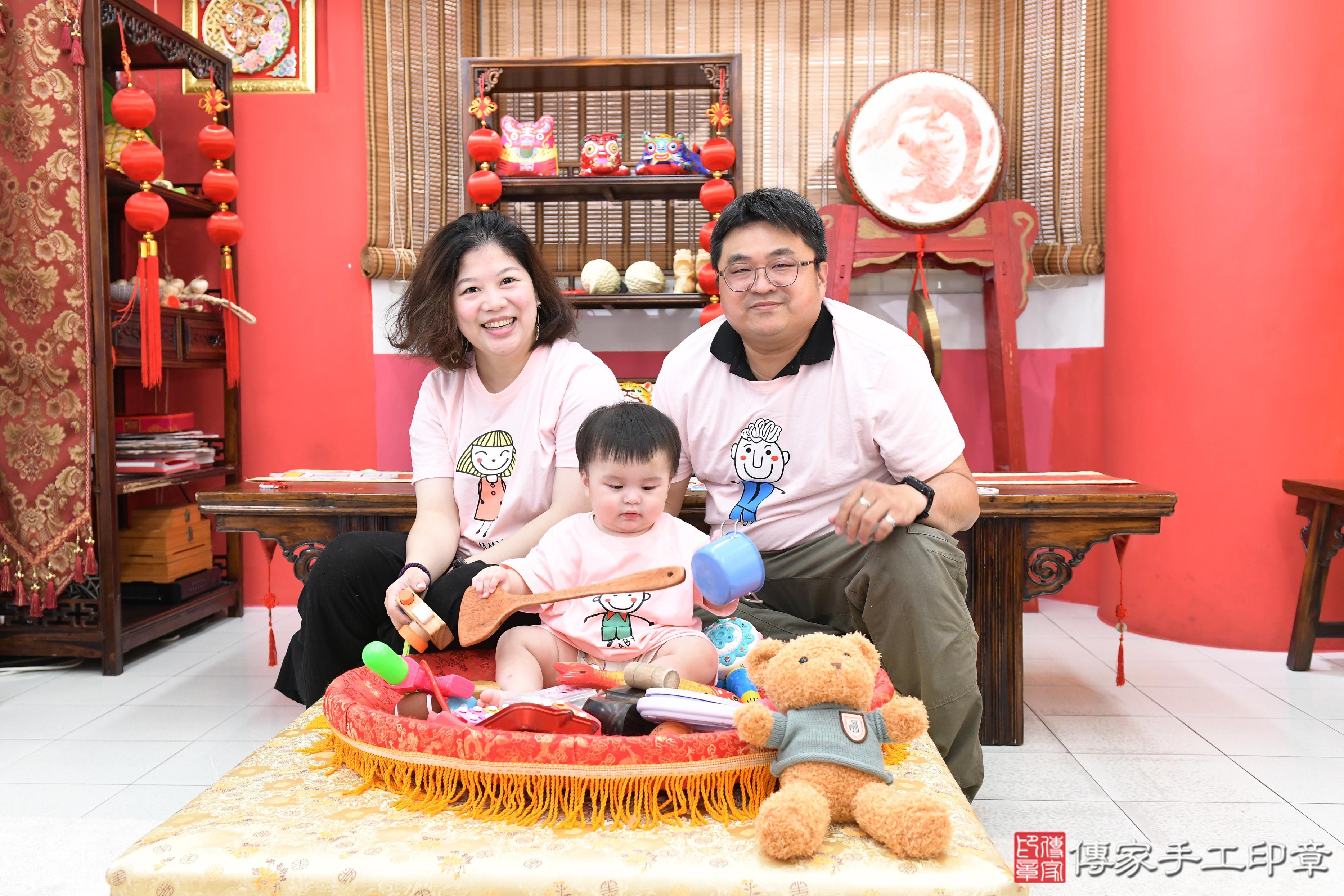 傳家手工印章高雄店、抓周、度脺、美式風會場、傳家嬰兒古禮、吉祥話、抓周道具物品24種、拍照。抓周證書。寶寶抓周、滿周歲、生日快樂、祝福