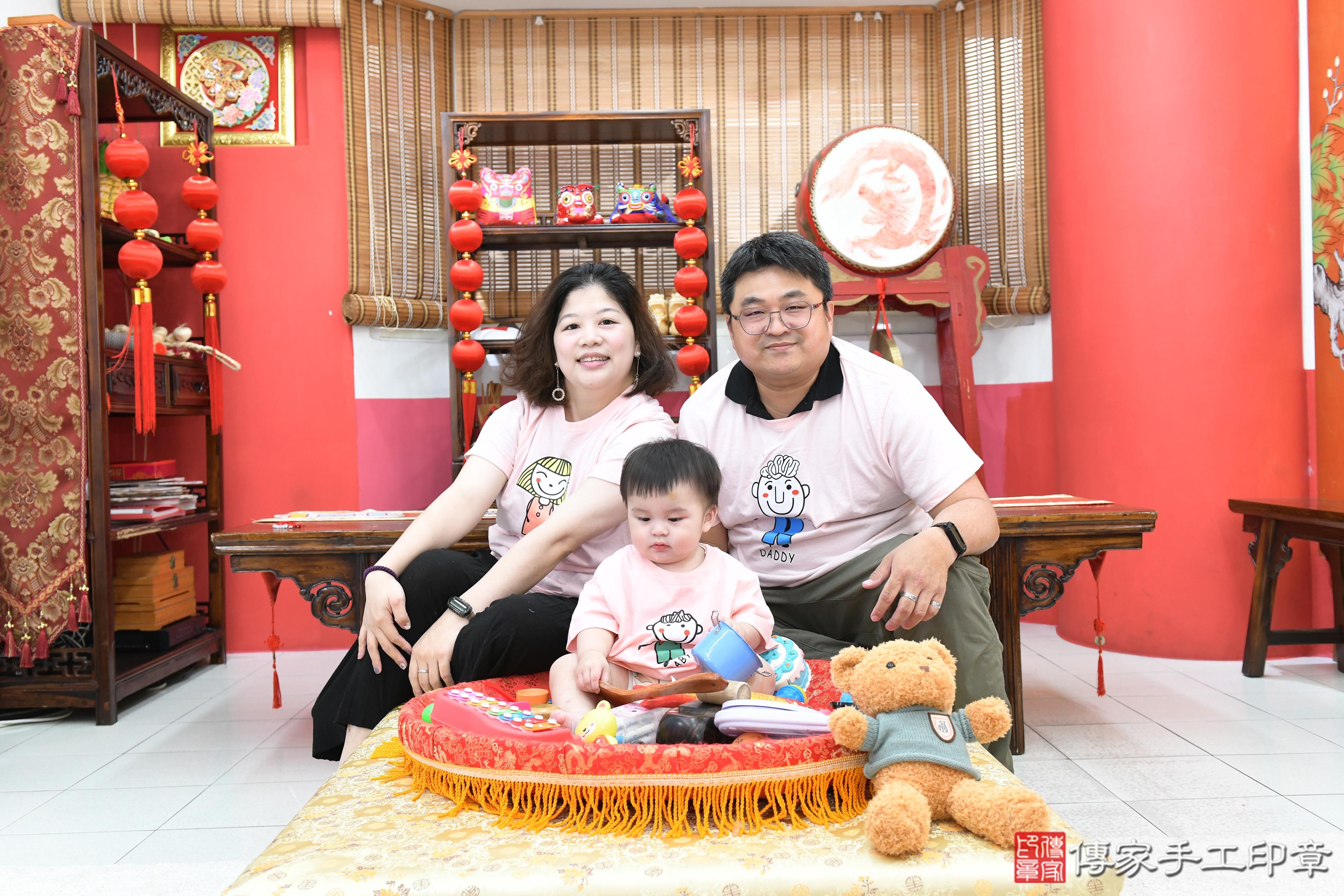 傳家手工印章高雄店、抓周、度脺、美式風會場、傳家嬰兒古禮、吉祥話、抓周道具物品24種、拍照。抓周證書。寶寶抓周、滿周歲、生日快樂、祝福