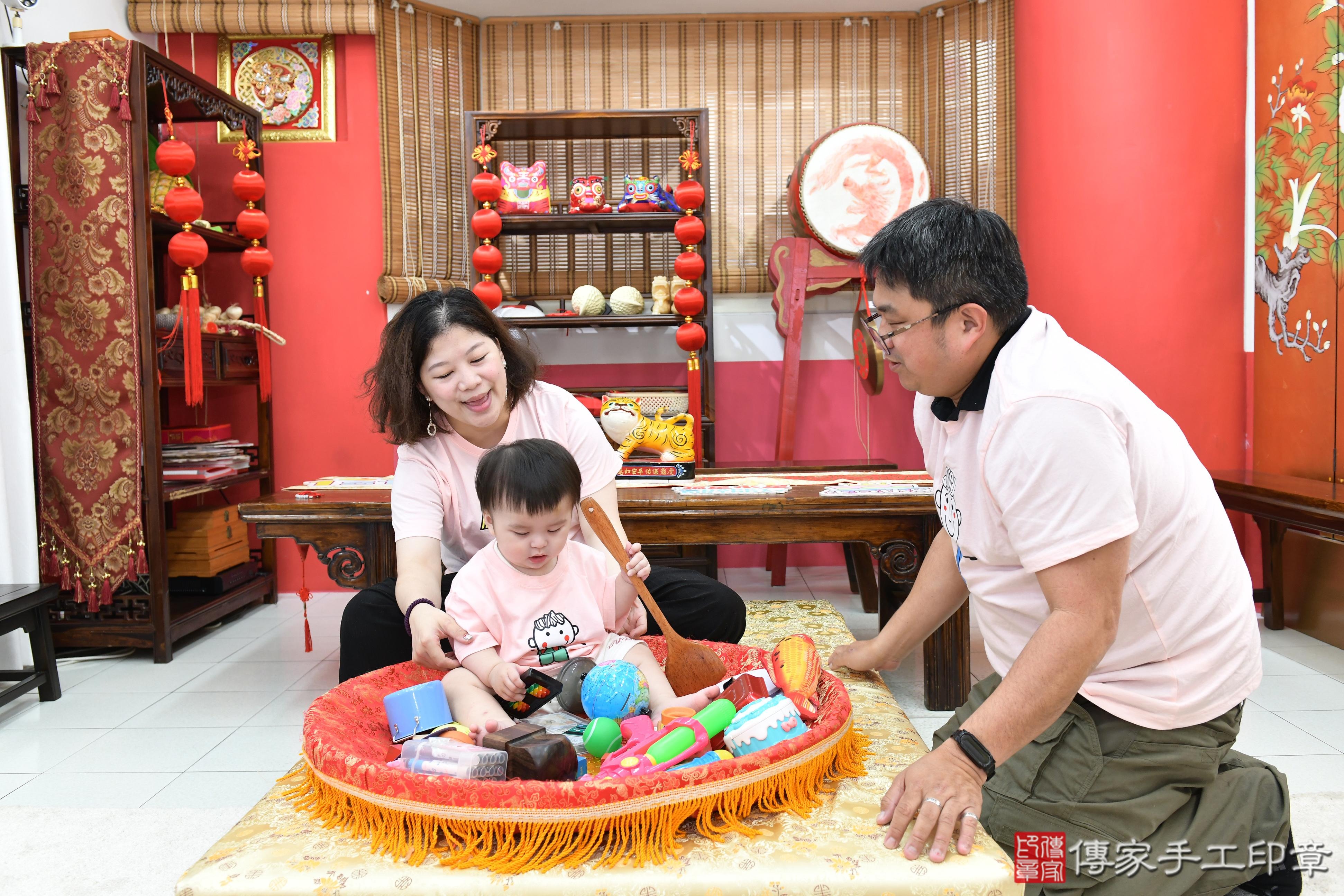 傳家手工印章高雄店、抓周、度脺、美式風會場、傳家嬰兒古禮、吉祥話、抓周道具物品24種、拍照。抓周證書。寶寶抓周、滿周歲、生日快樂、祝福