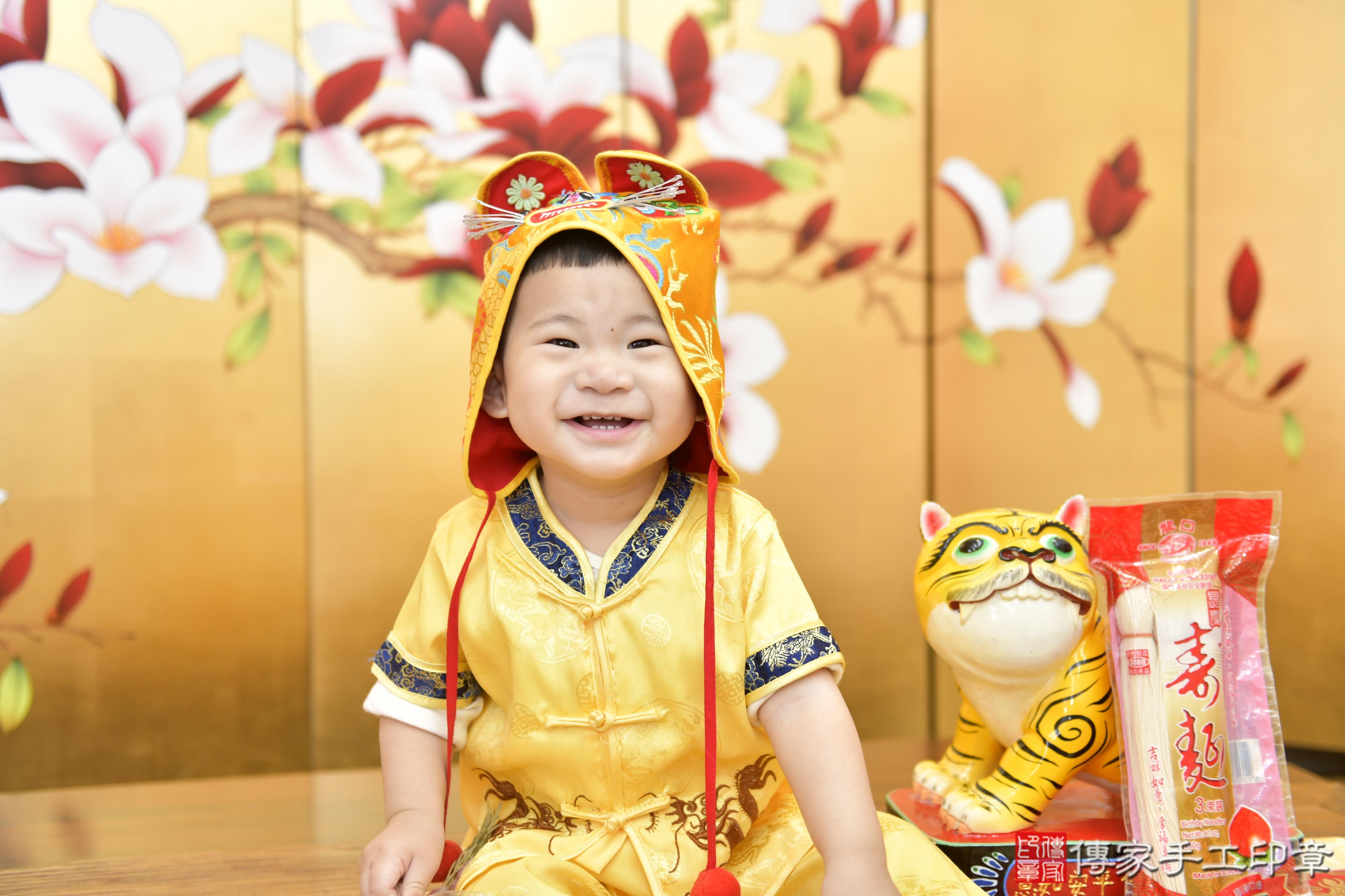 傳家手工印章新竹店、抓周、度脺、美式風會場、傳家嬰兒古禮、吉祥話、抓周道具物品24種、拍照。抓周證書。寶寶抓周、滿周歲、生日快樂、祝福 傳家手工印章新竹店、抓周、度脺、美式風會場、傳家嬰兒古禮、吉祥話、抓周道具物品24種、拍照。抓周證書。寶寶抓周、滿周歲、生日快樂、祝福